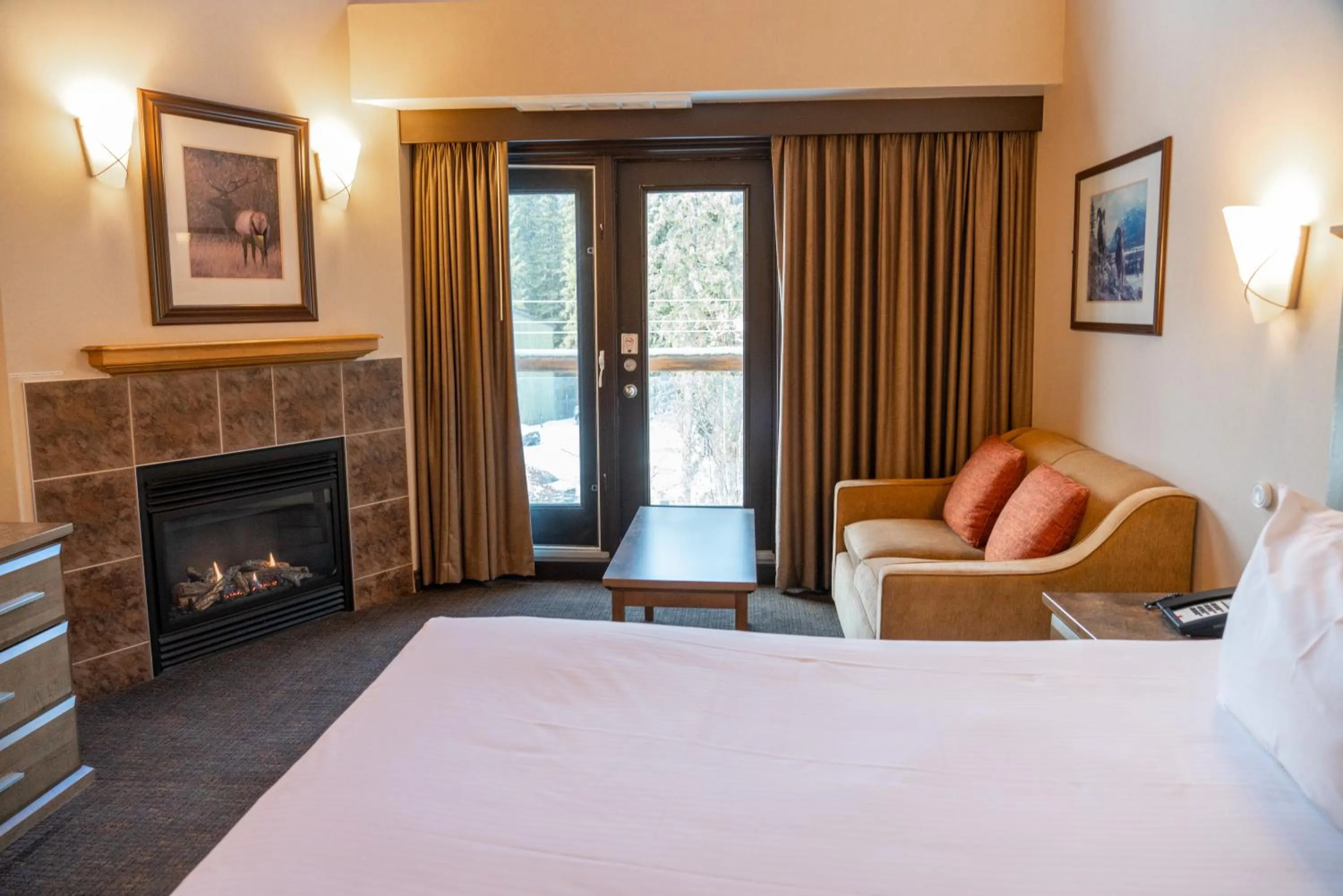 Seating area, Bed in The Rundlestone Lodge