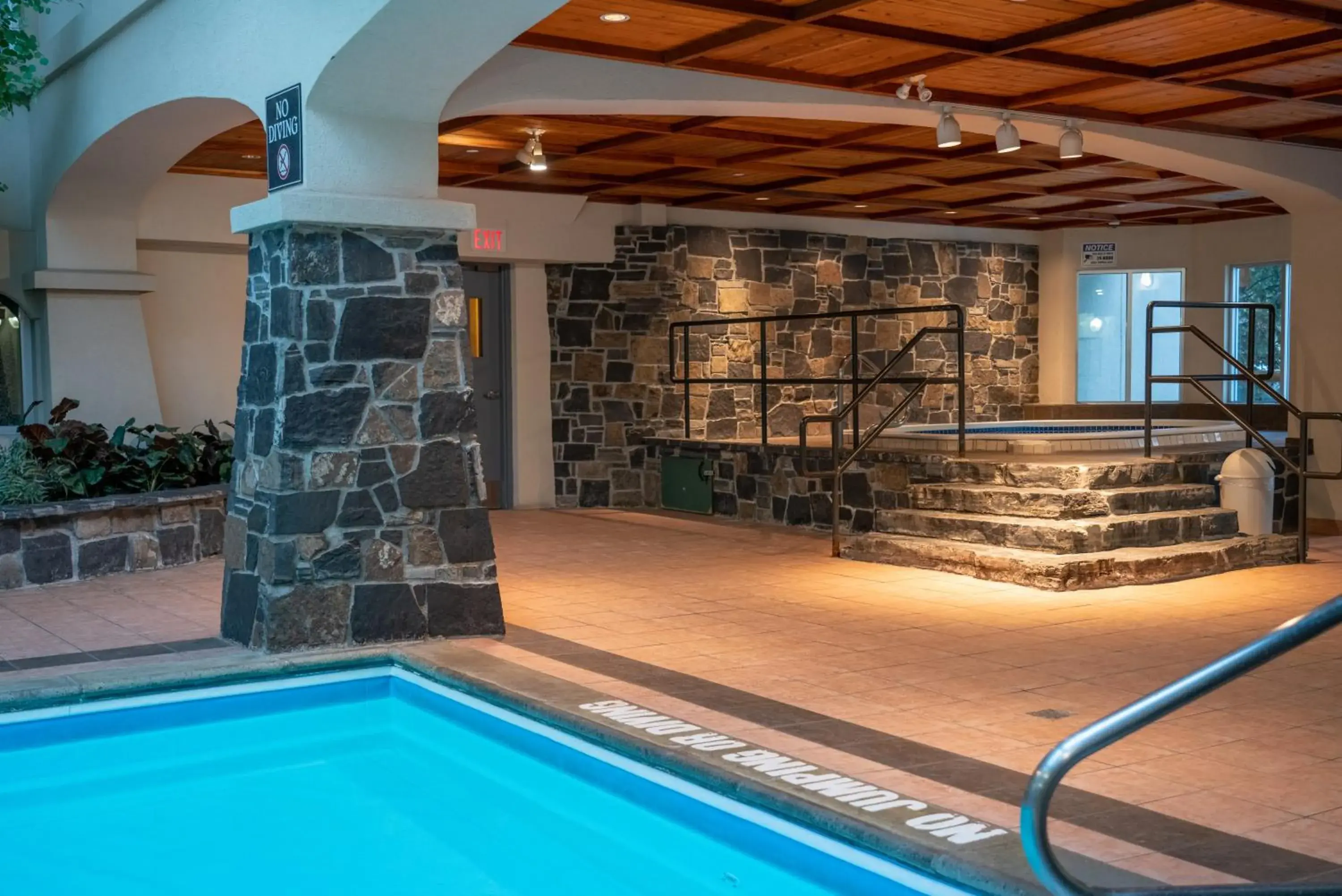 Swimming pool in The Rundlestone Lodge Swimming pool in The Rundlestone Lodge