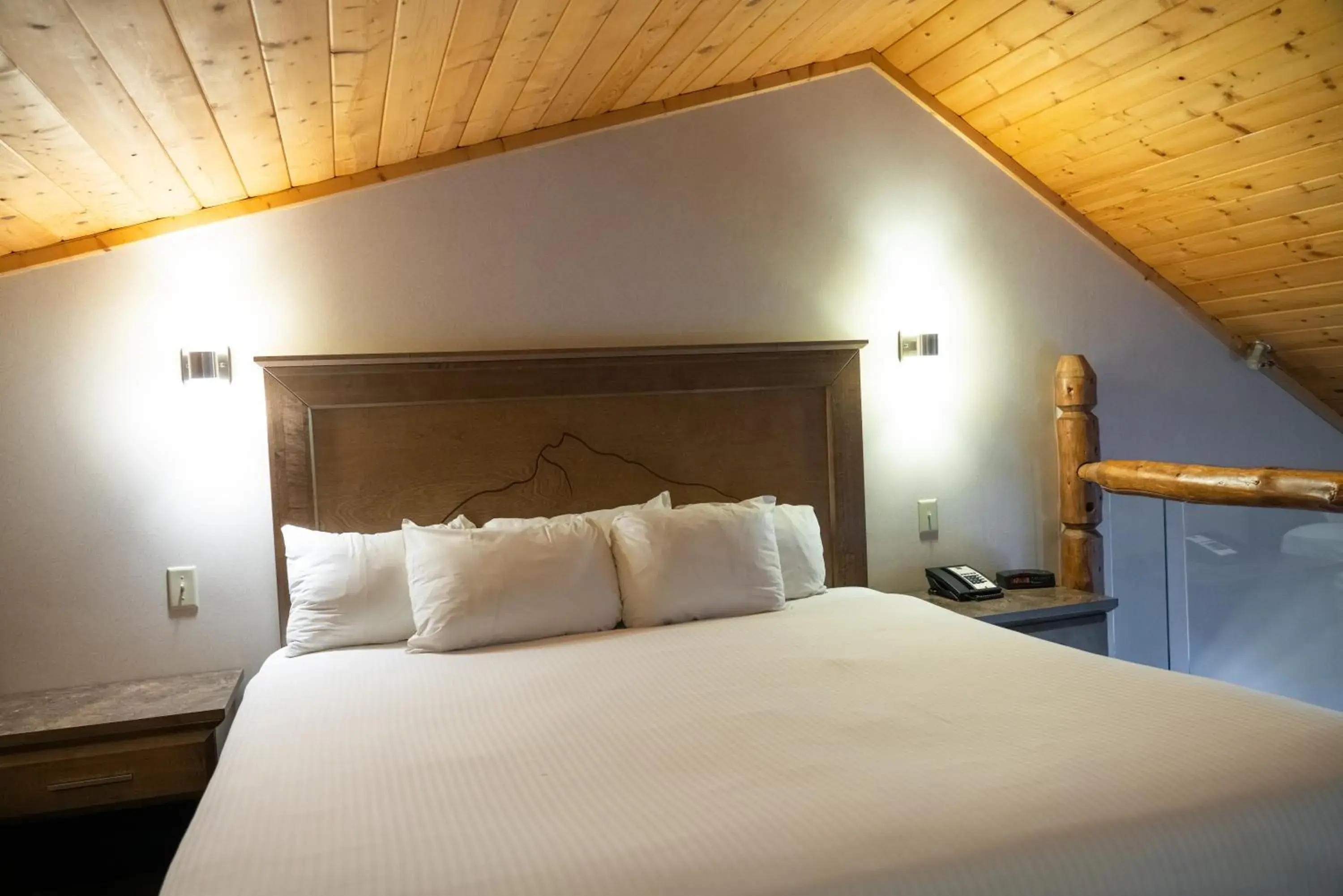 Bedroom, Bed in The Rundlestone Lodge Bedroom, Bed in The Rundlestone Lodge