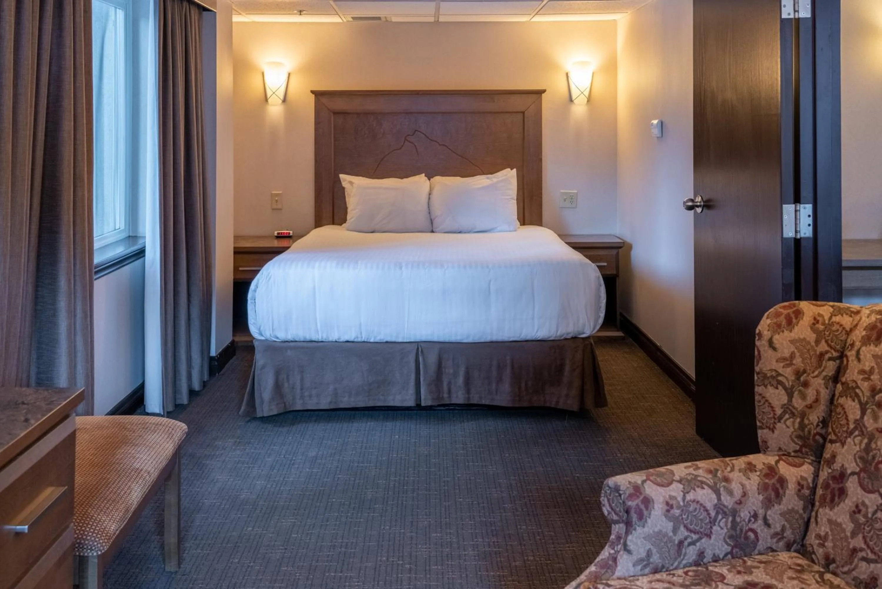 Bedroom, Bed in The Rundlestone Lodge