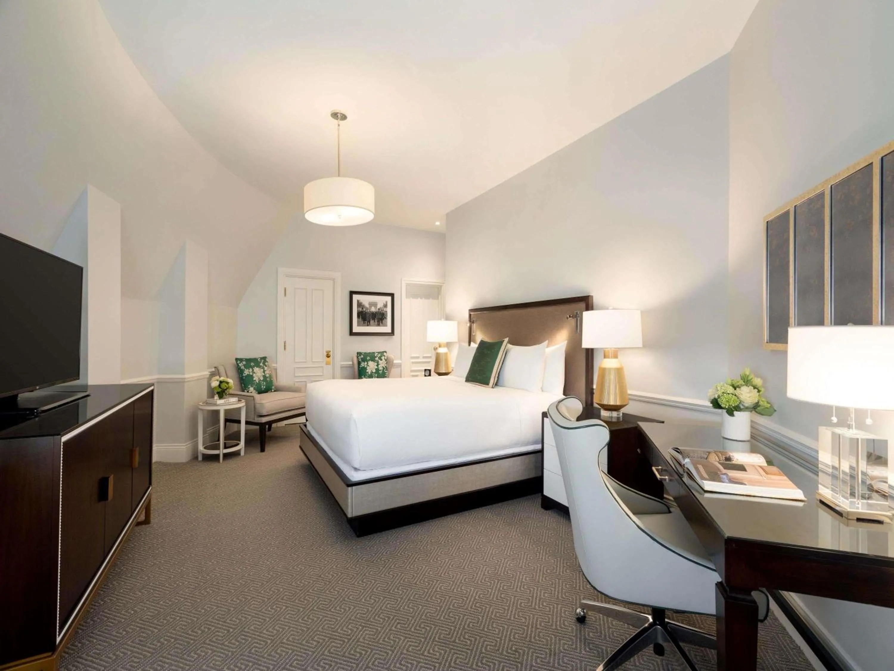 Bedroom, Bed in Fairmont Le Chateau Frontenac