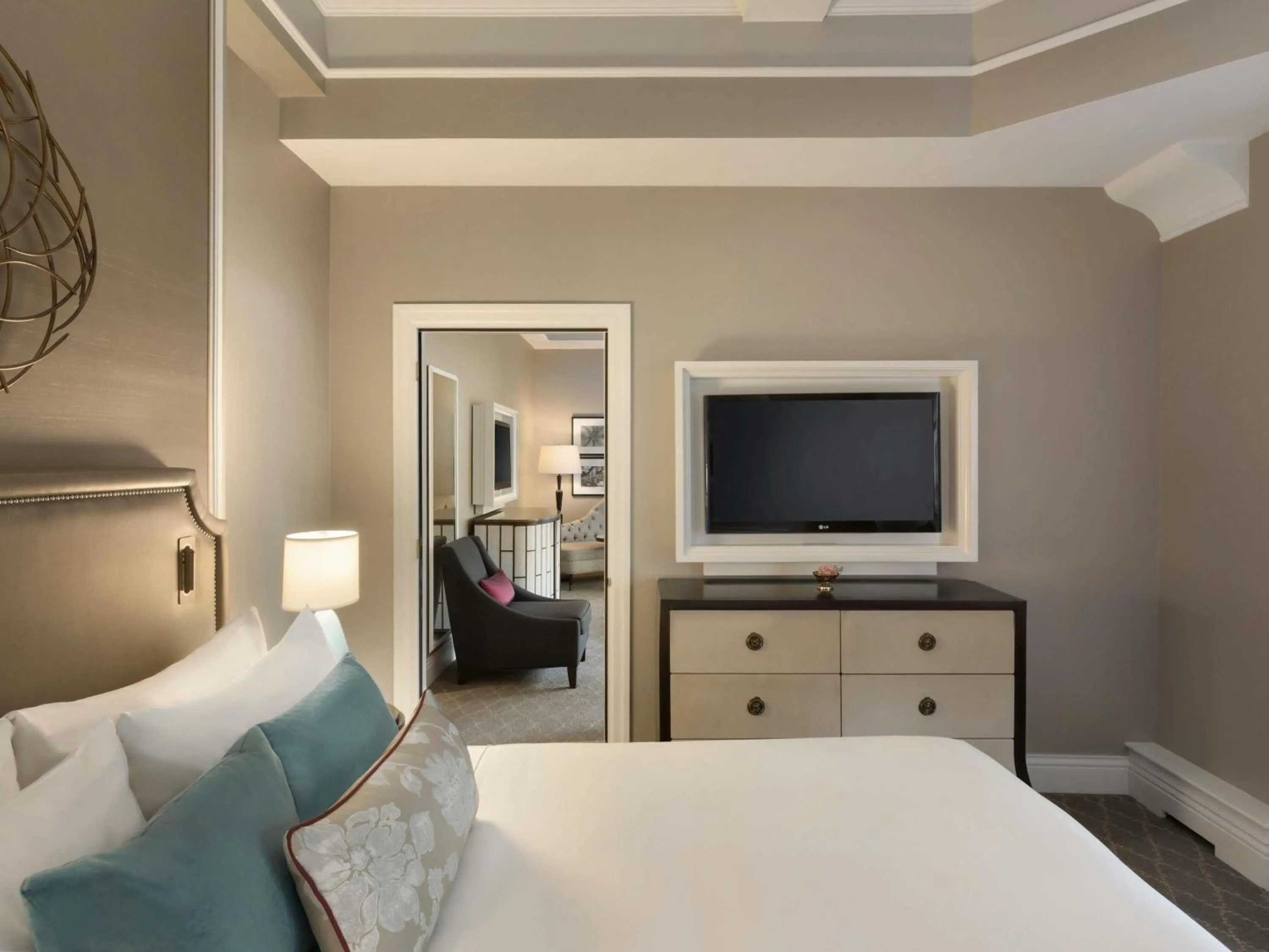 Bedroom, Bed in Fairmont Le Chateau Frontenac