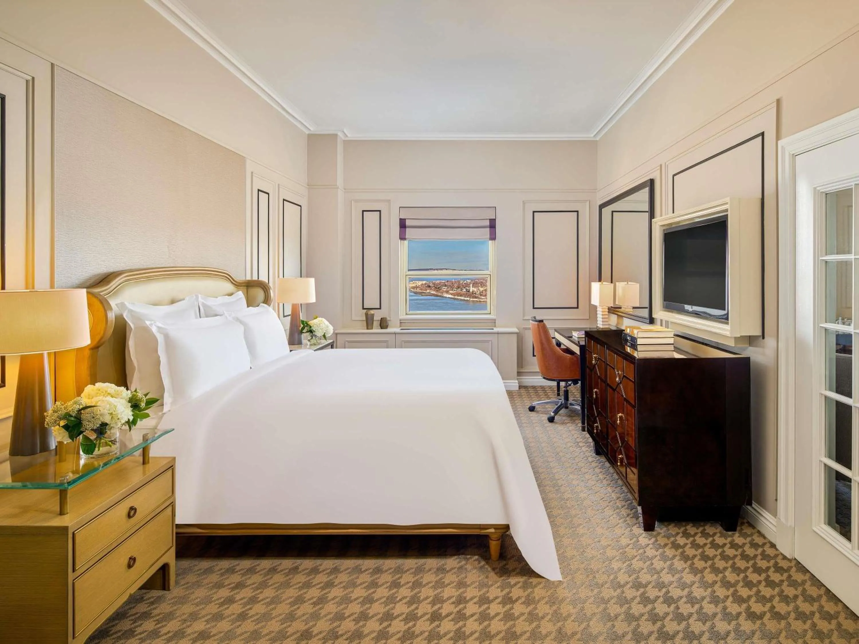 Bedroom, Bed in Fairmont Le Chateau Frontenac