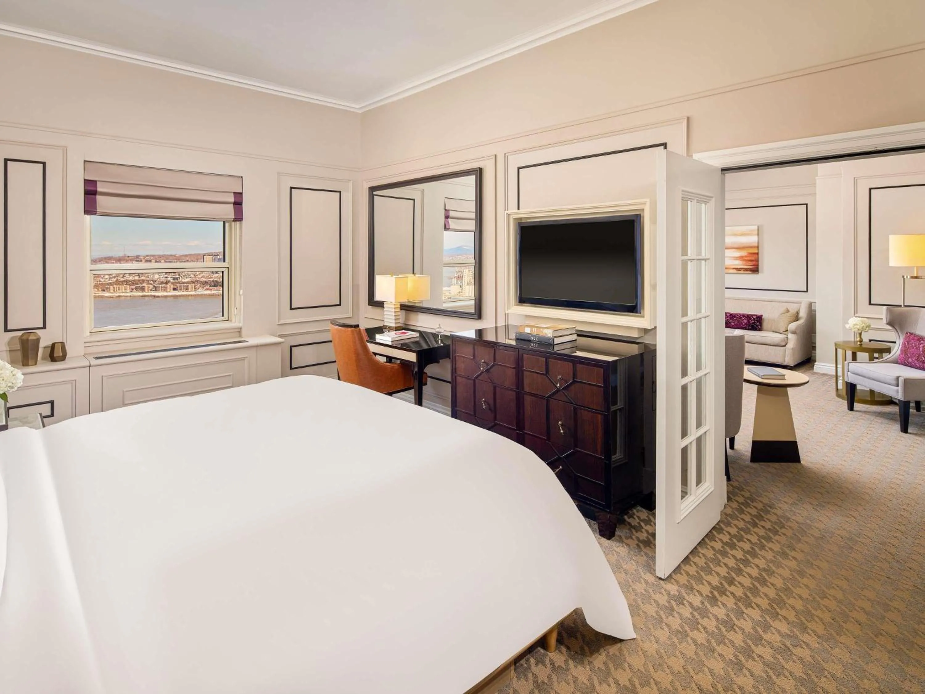 Bedroom, Bed in Fairmont Le Chateau Frontenac