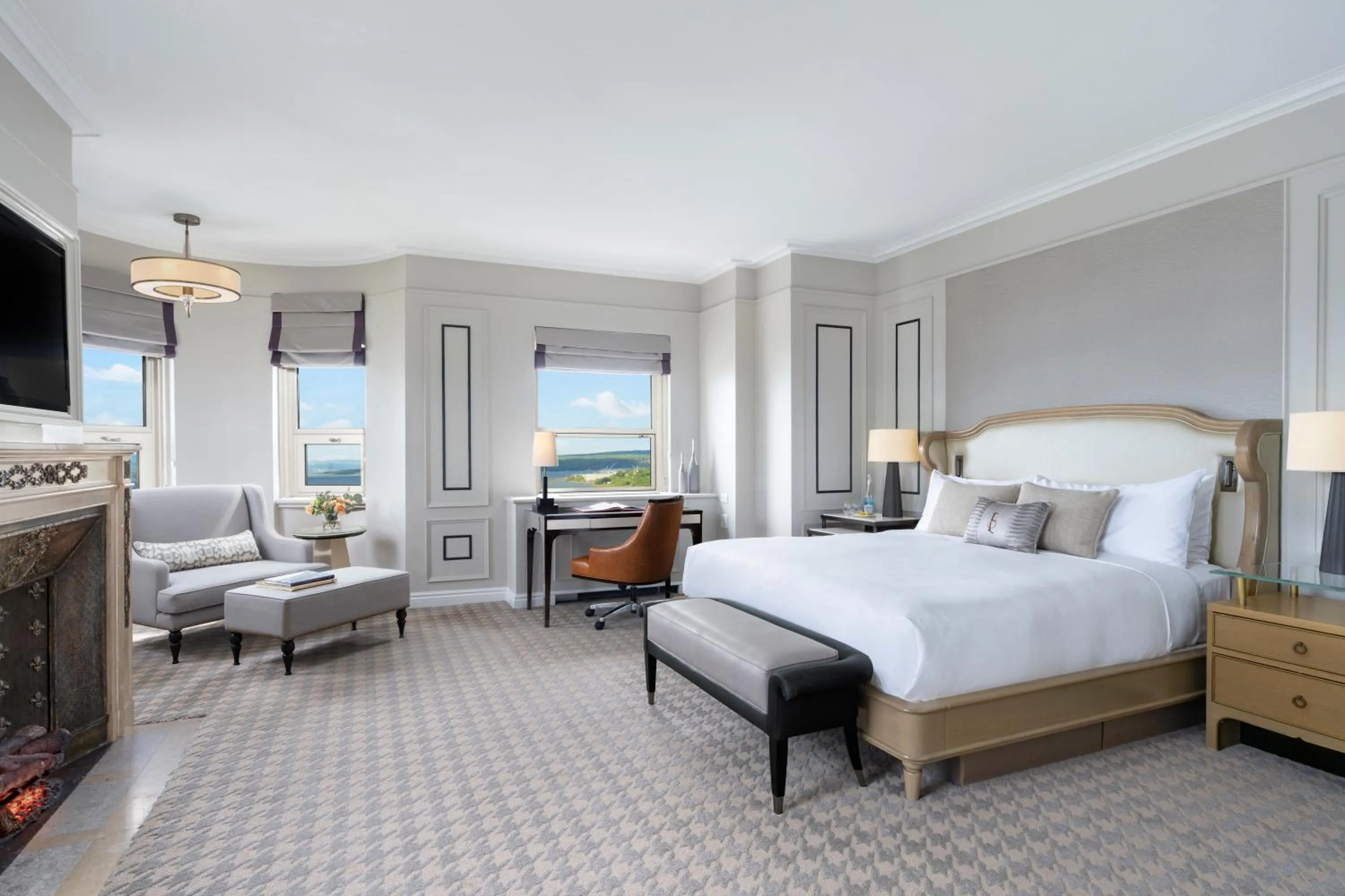 Bedroom, Bed in Fairmont Le Chateau Frontenac