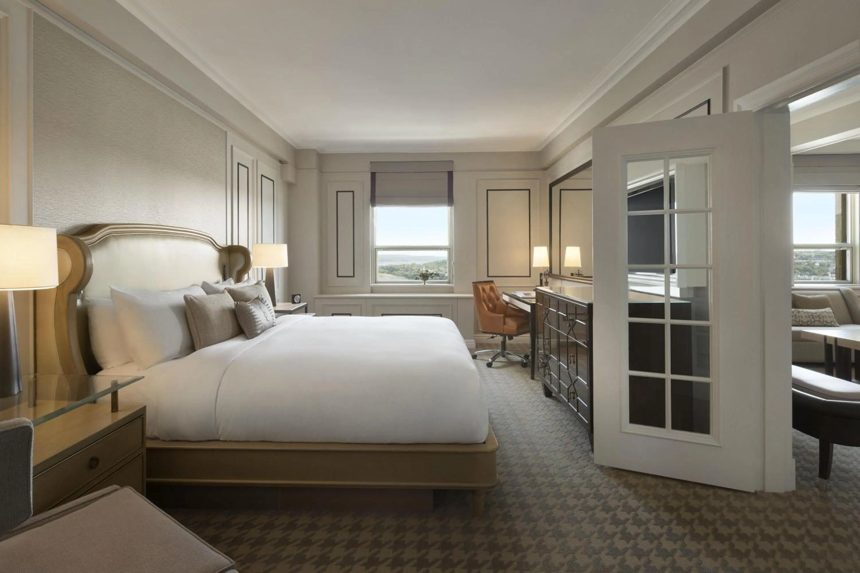 Bedroom, Bed in Fairmont Le Chateau Frontenac