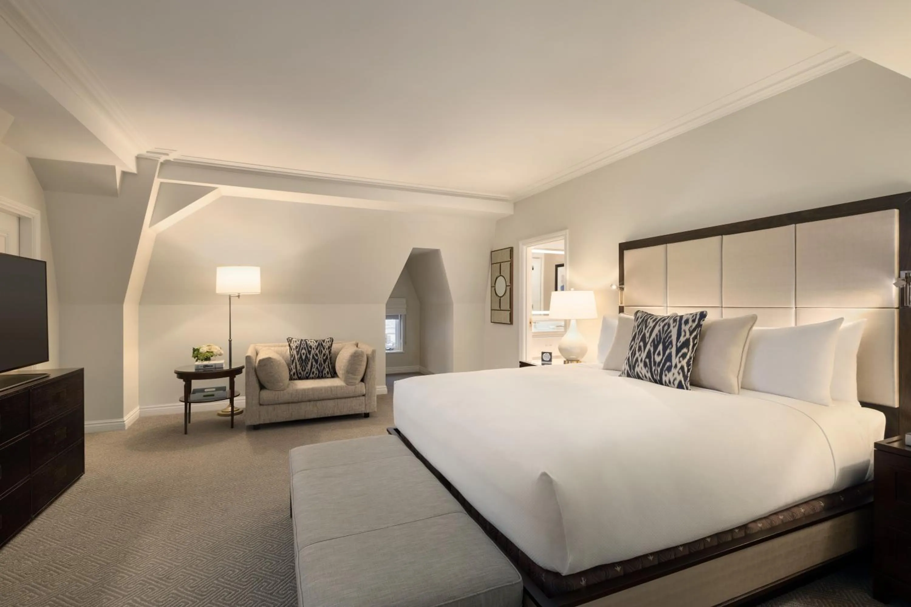 Photo of the whole room, Bed in Fairmont Le Chateau Frontenac