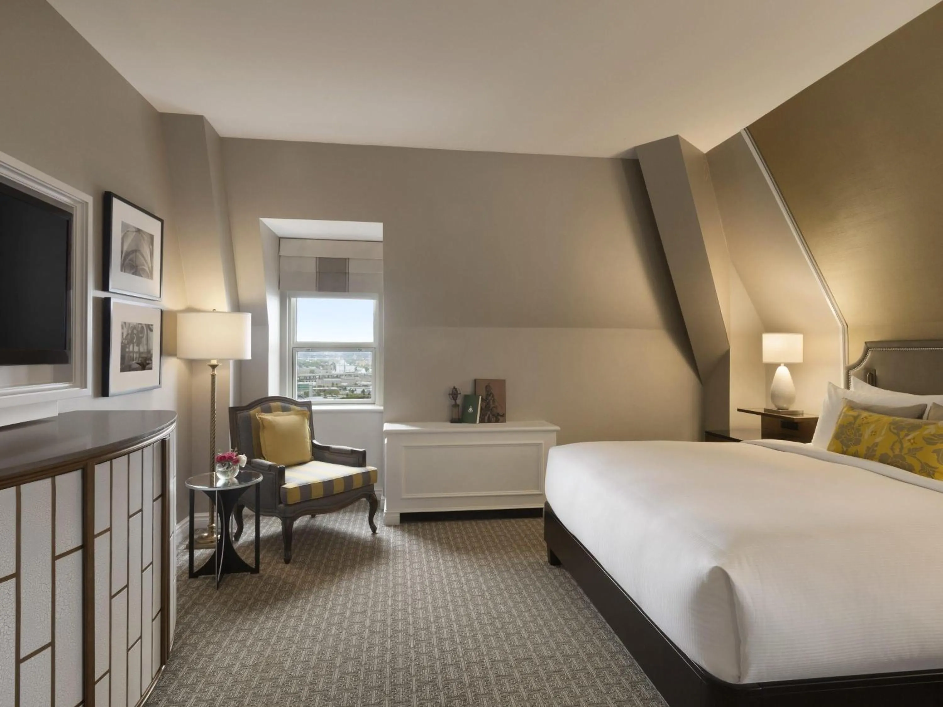 Bedroom, Bed in Fairmont Le Chateau Frontenac