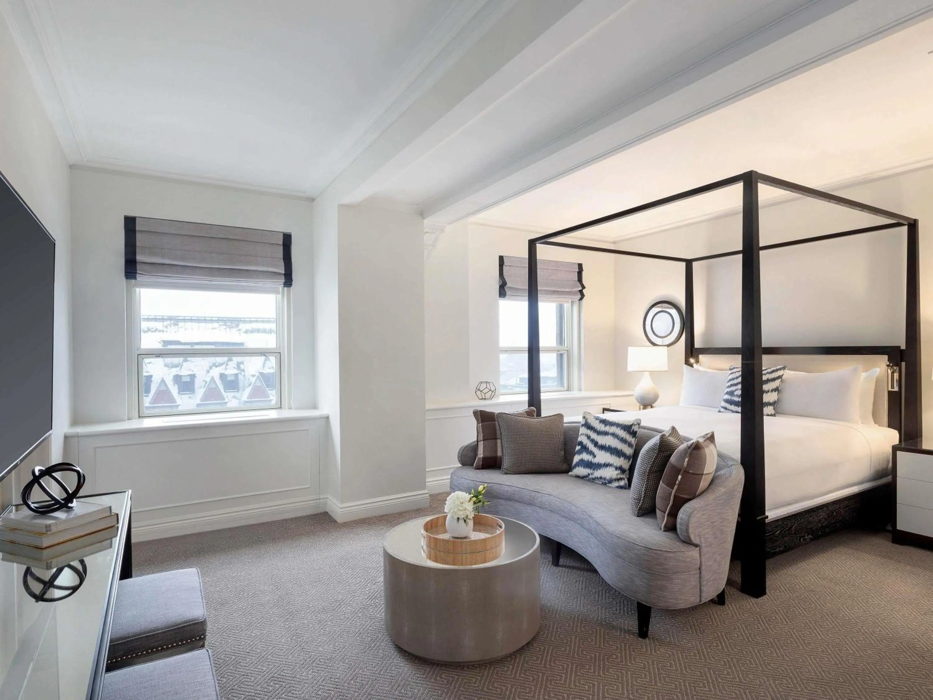 Photo of the whole room, Bed in Fairmont Le Chateau Frontenac