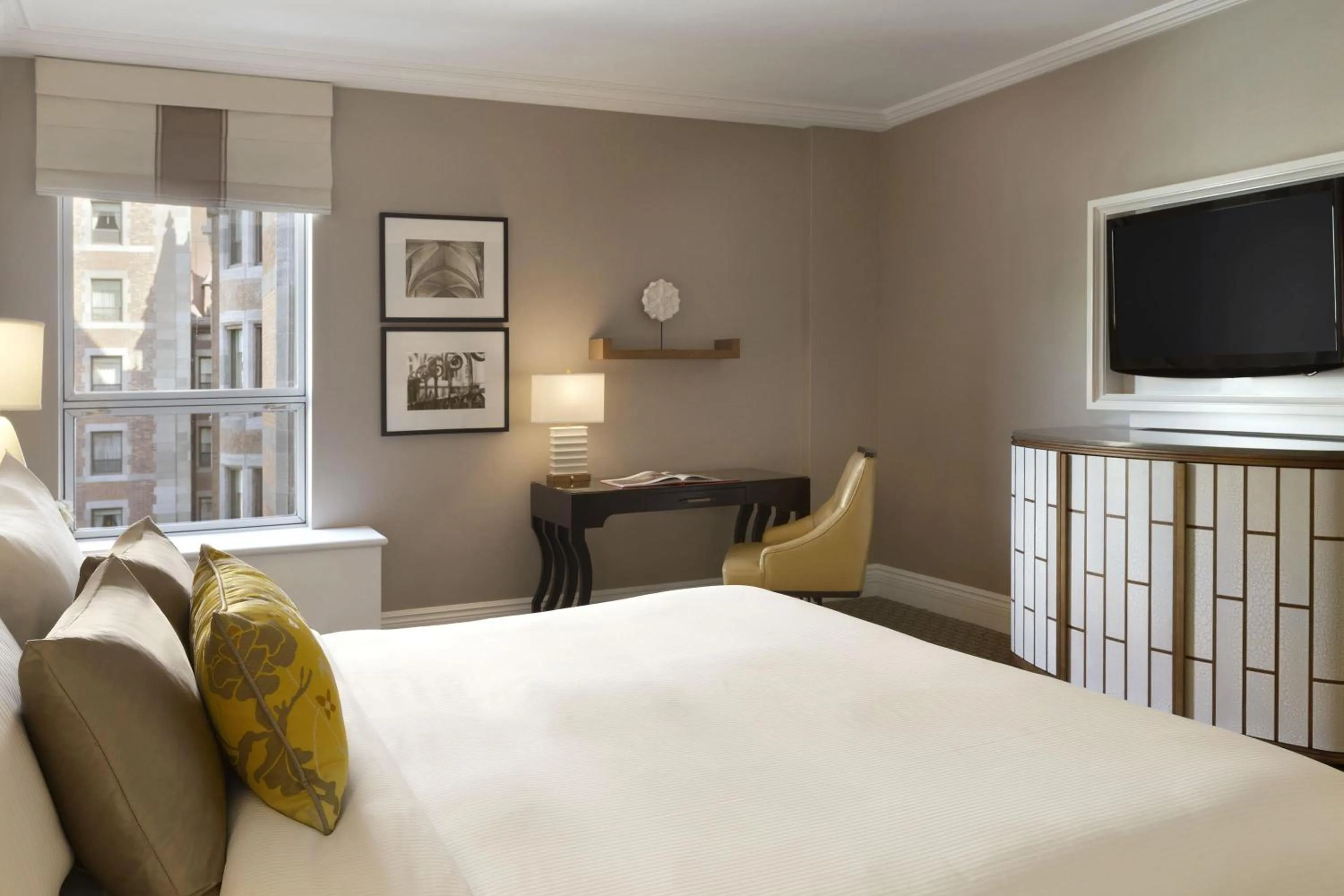 View (from property/room), Bed in Fairmont Le Chateau Frontenac