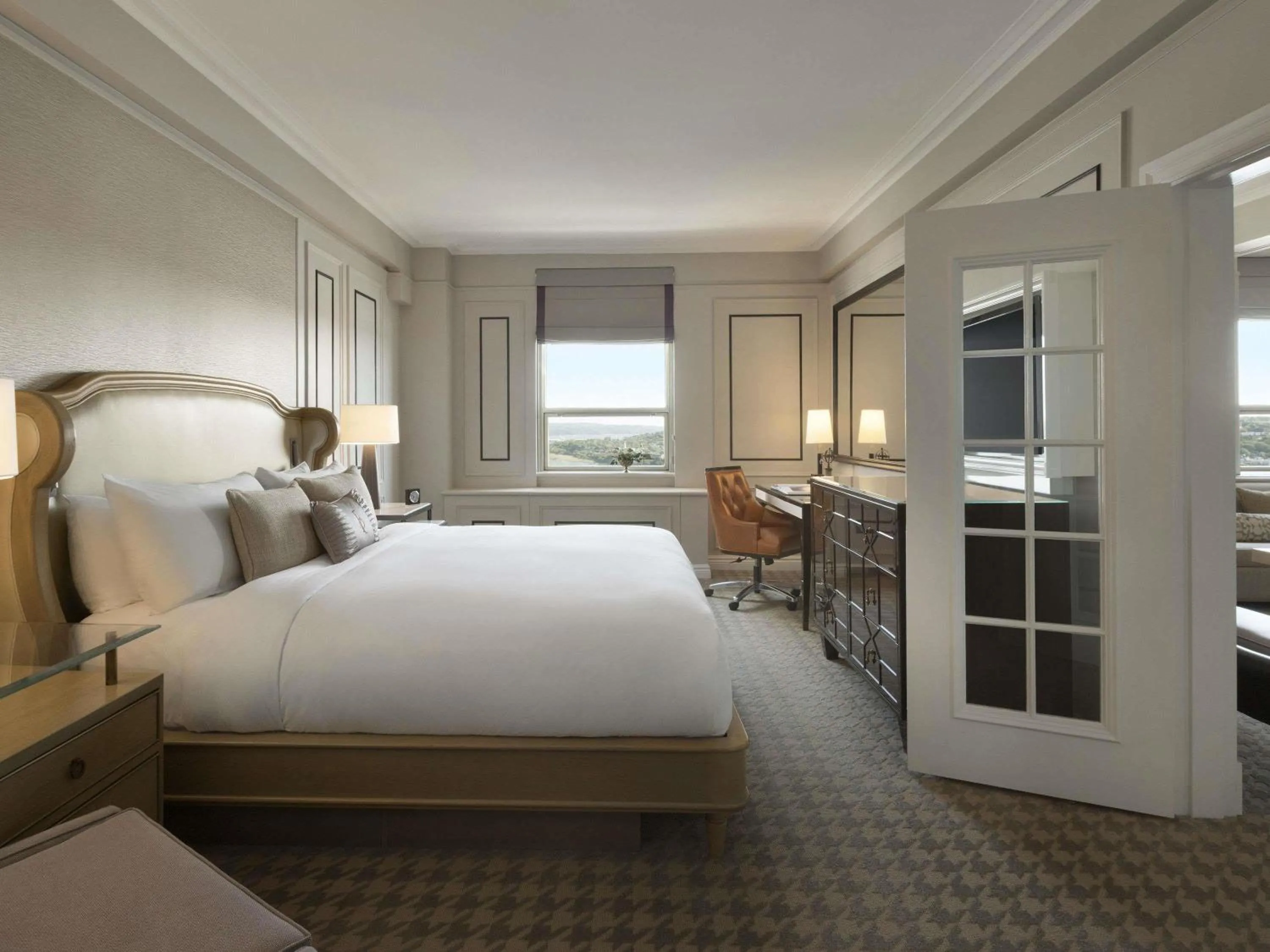 Bedroom, Bed in Fairmont Le Chateau Frontenac