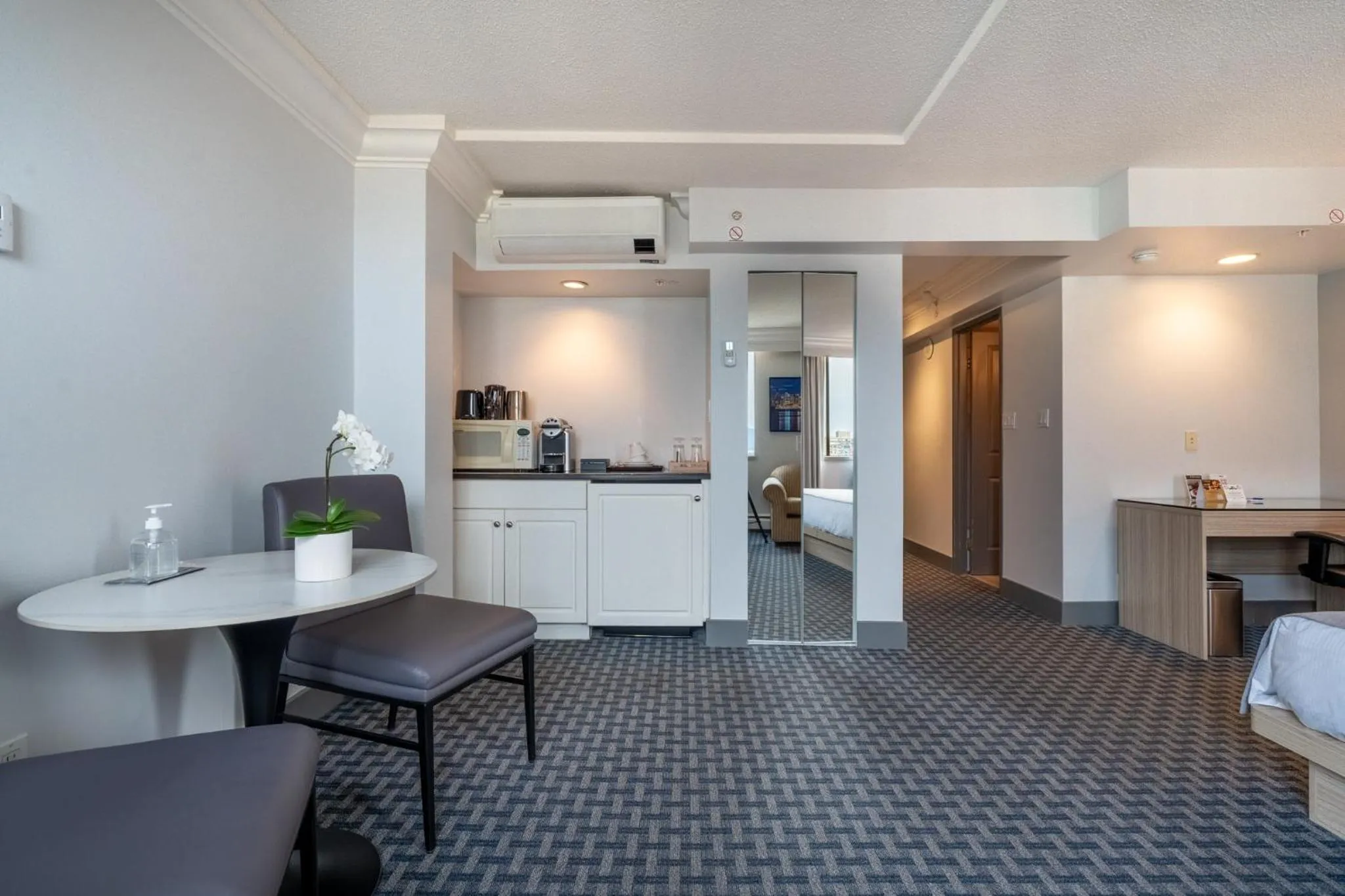 Coffee/tea facilities in Century Plaza Hotel