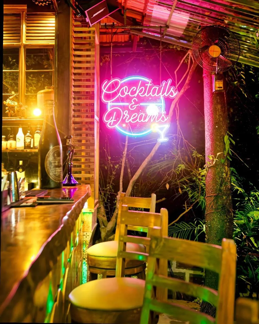 Lounge or bar in Lar Amorosa Boutique Hotel - Goa