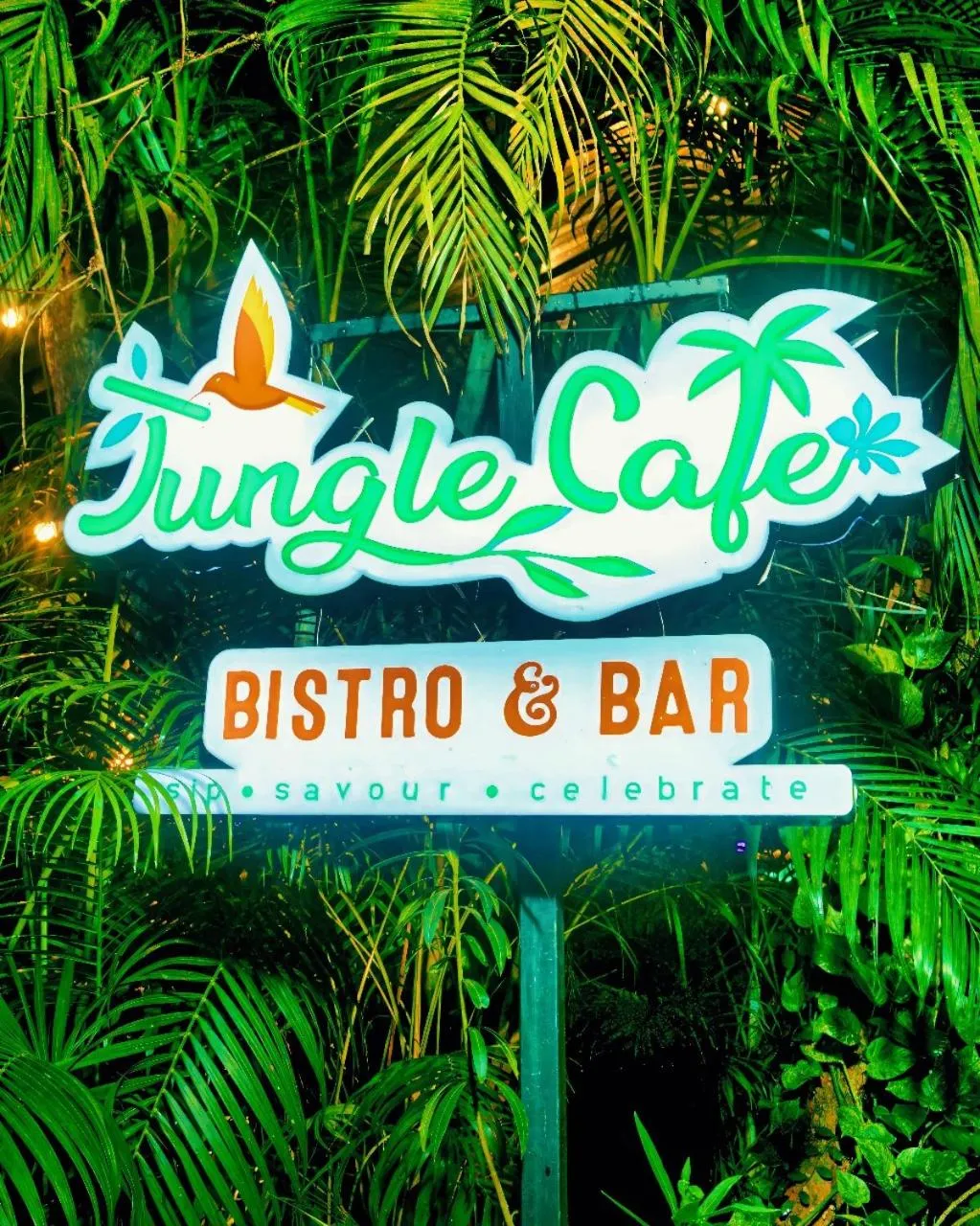 Lounge or bar in Lar Amorosa Boutique Hotel - Goa