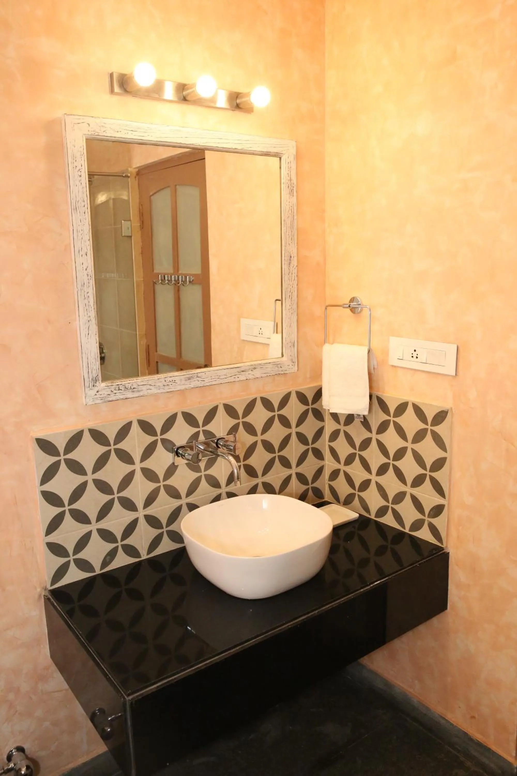 Bathroom in Lar Amorosa Boutique Hotel - Goa