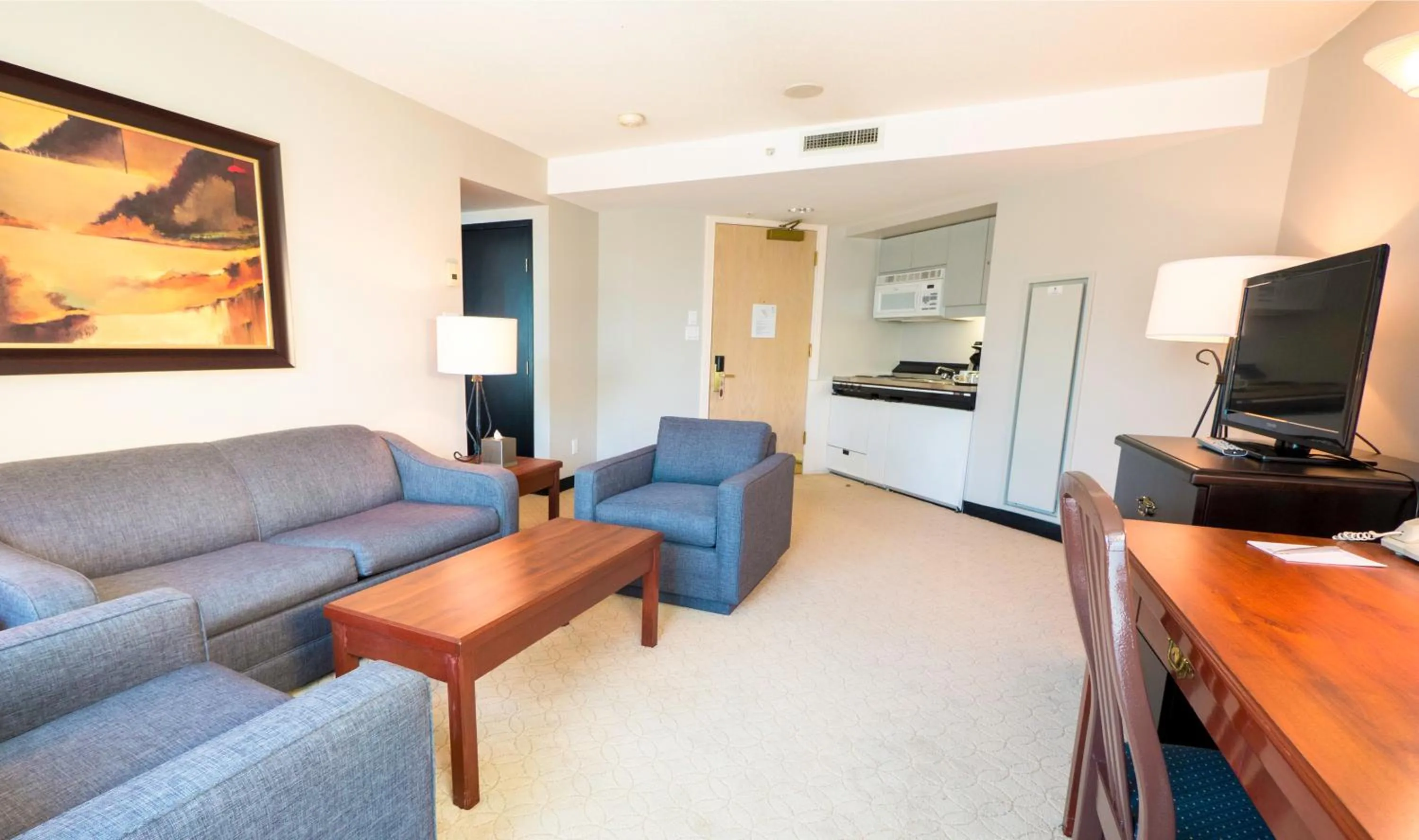 TV and multimedia in Rosedale on Robson Suite Hotel