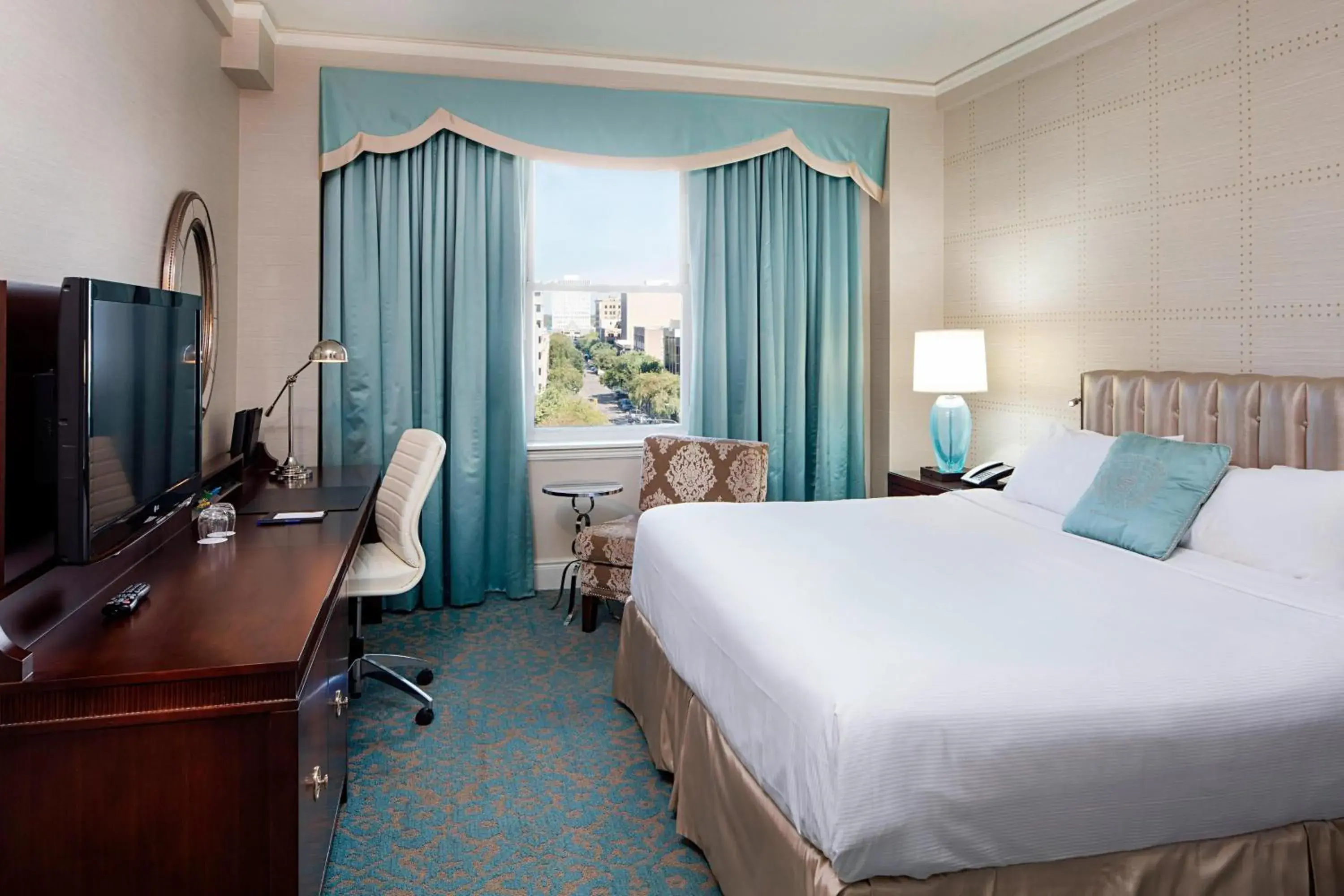 Riverview, Guest room, 1 King in Delta Hotels by Marriott Bessborough Riverview, Guest room, 1 King in Delta Hotels by Marriott Bessborough
