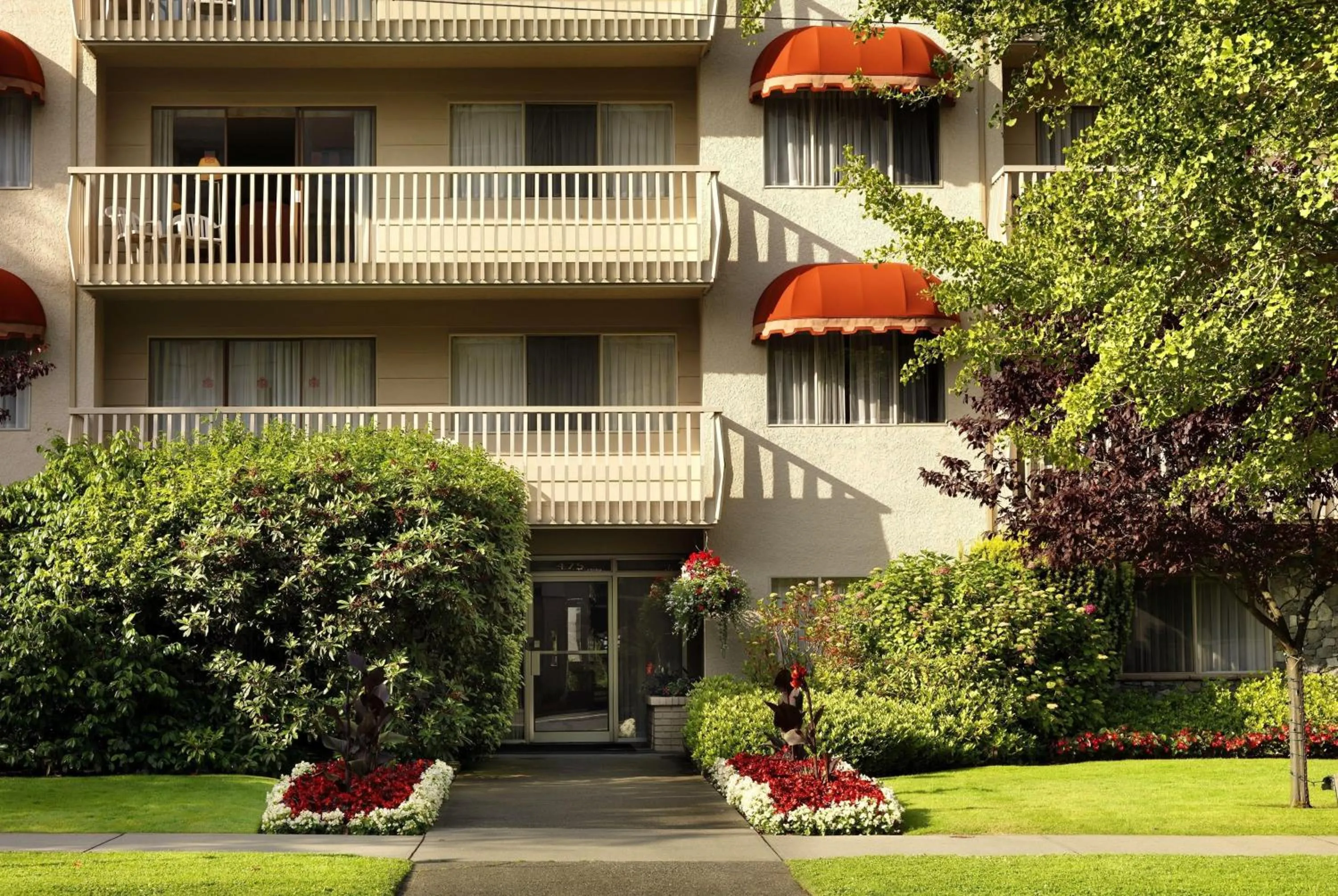 Property building in Royal Scot Hotel & Suites, Trademark Collection by Wyndham