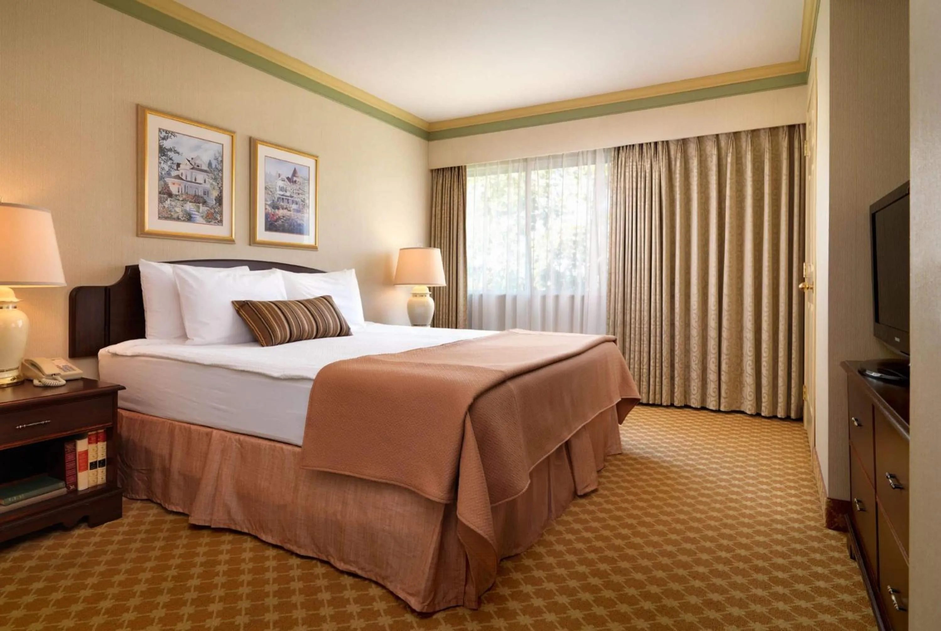 Photo of the whole room, Bed in Royal Scot Hotel & Suites, Trademark Collection by Wyndham