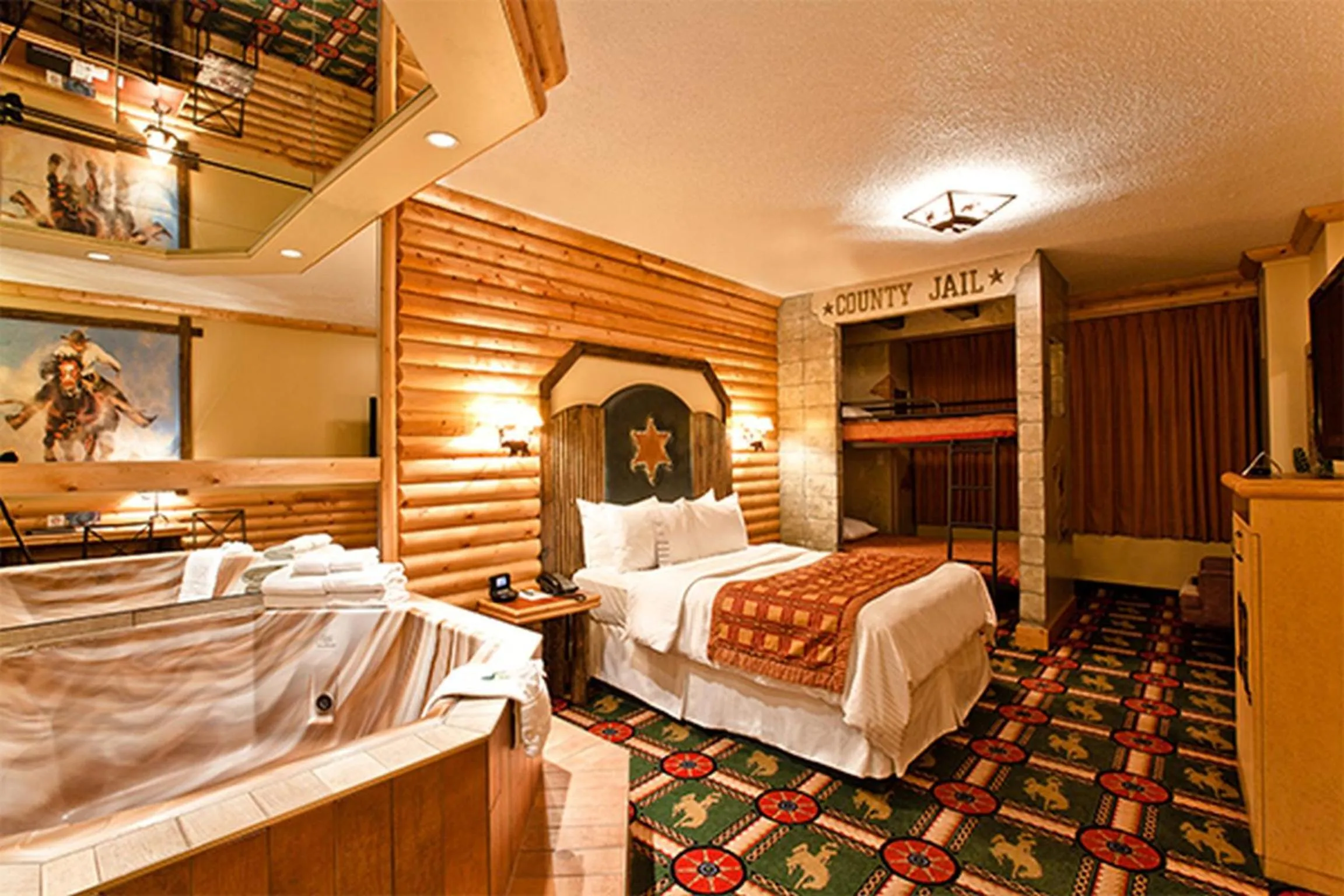 Hot Tub, Bed in Fantasyland Hotel