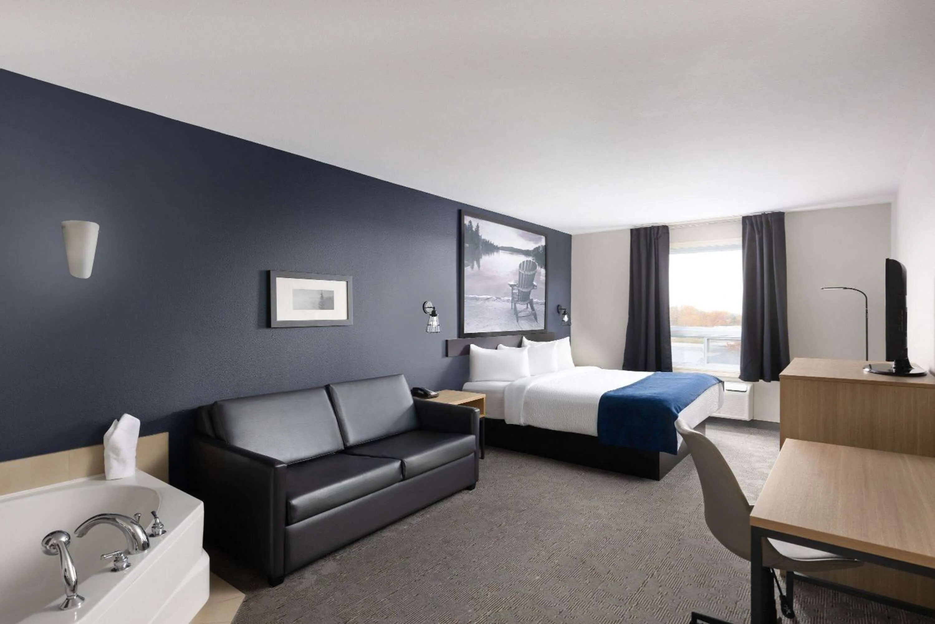 Photo of the whole room, Bed in Super 8 by Wyndham St-Jerome