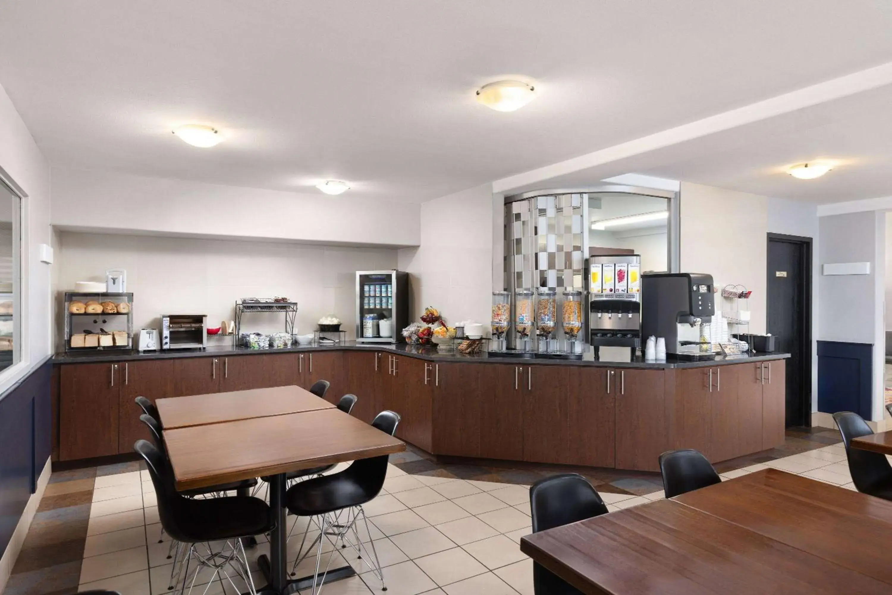 Breakfast in Super 8 by Wyndham St-Jerome Breakfast in Super 8 by Wyndham St-Jerome