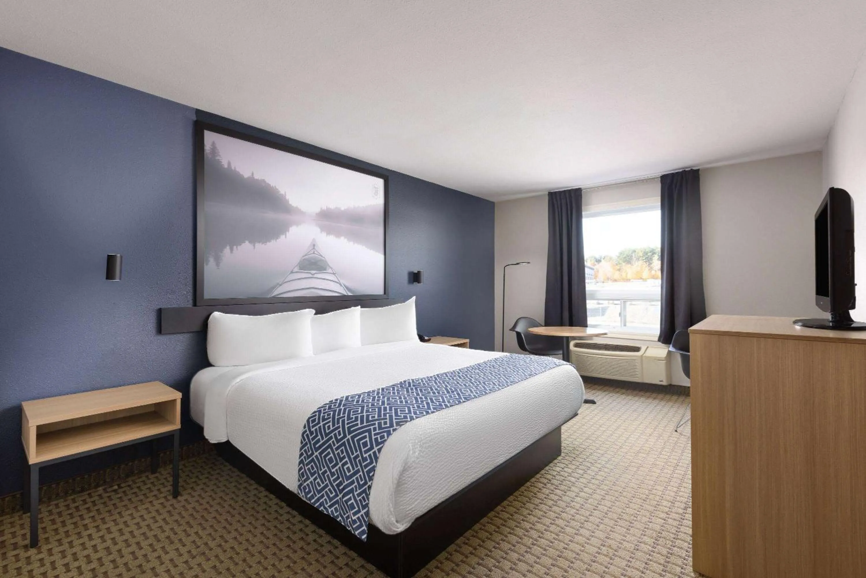 Photo of the whole room, Bed in Super 8 by Wyndham St-Jerome