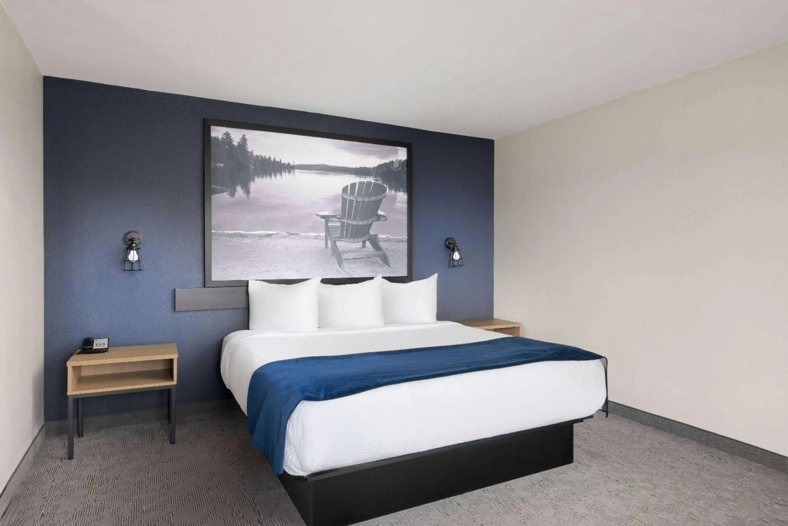 Photo of the whole room, Bed in Super 8 by Wyndham St-Jerome