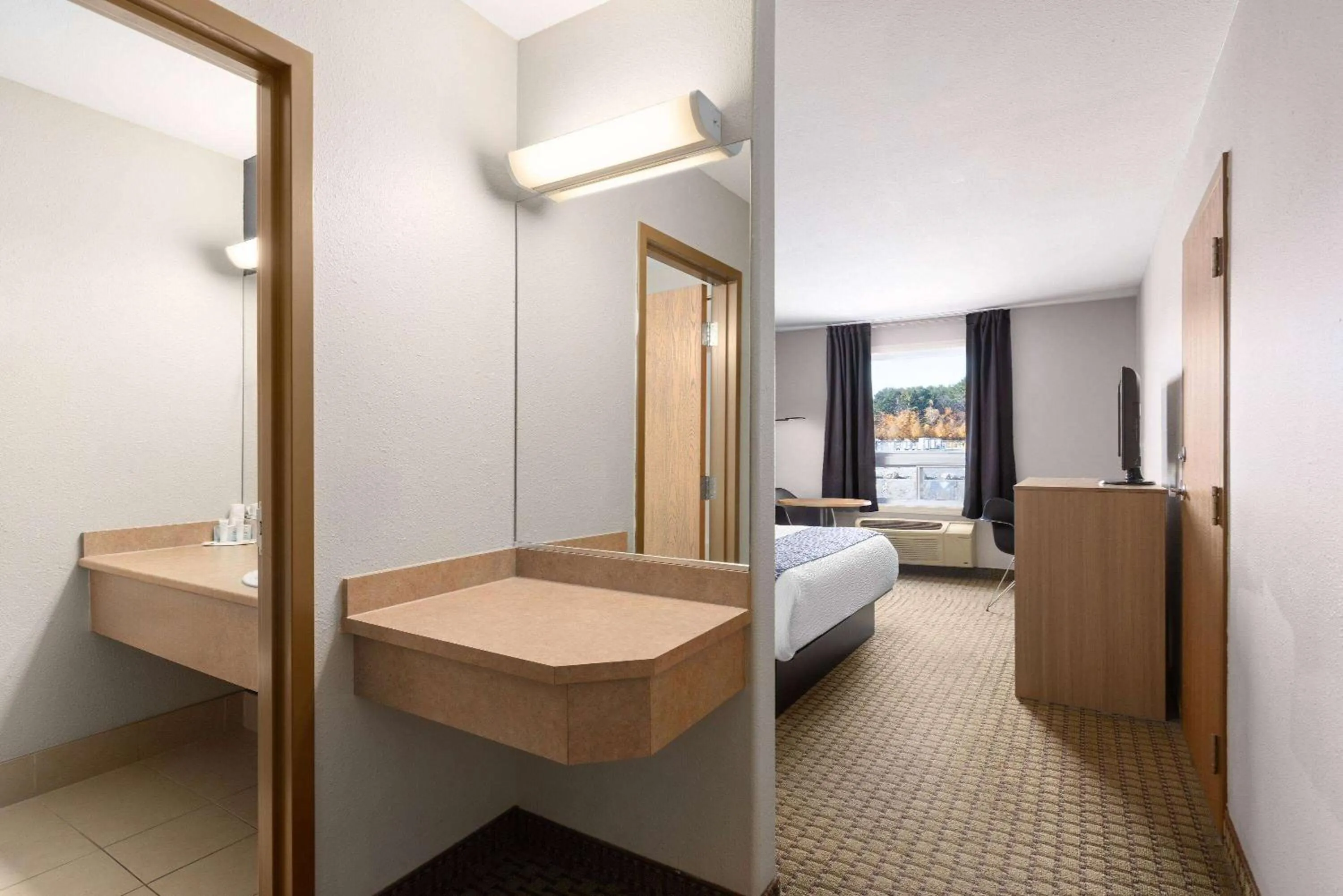 Photo of the whole room, Bed in Super 8 by Wyndham St-Jerome