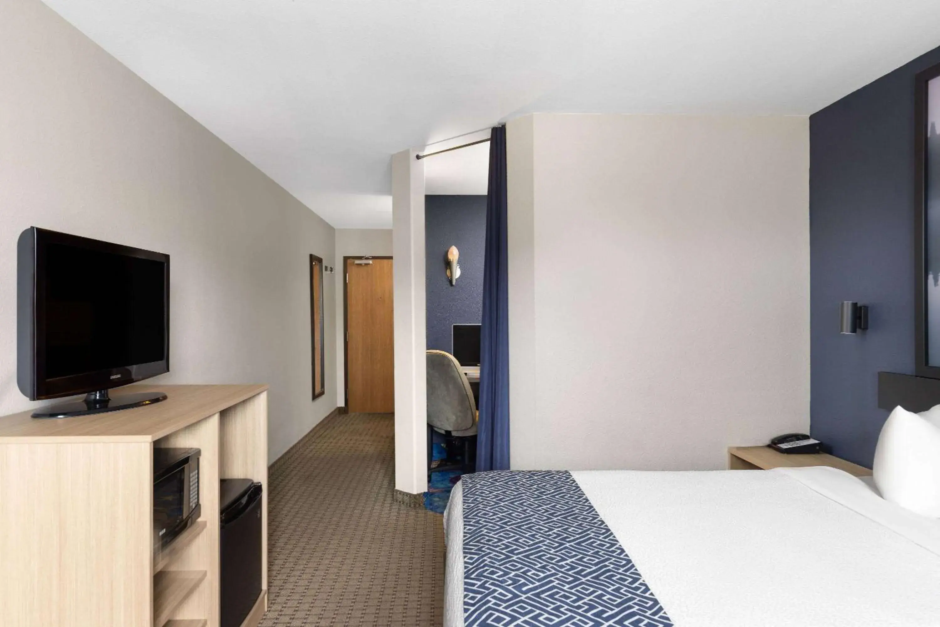 Photo of the whole room, Bed in Super 8 by Wyndham St-Jerome Photo of the whole room, Bed in Super 8 by Wyndham St-Jerome