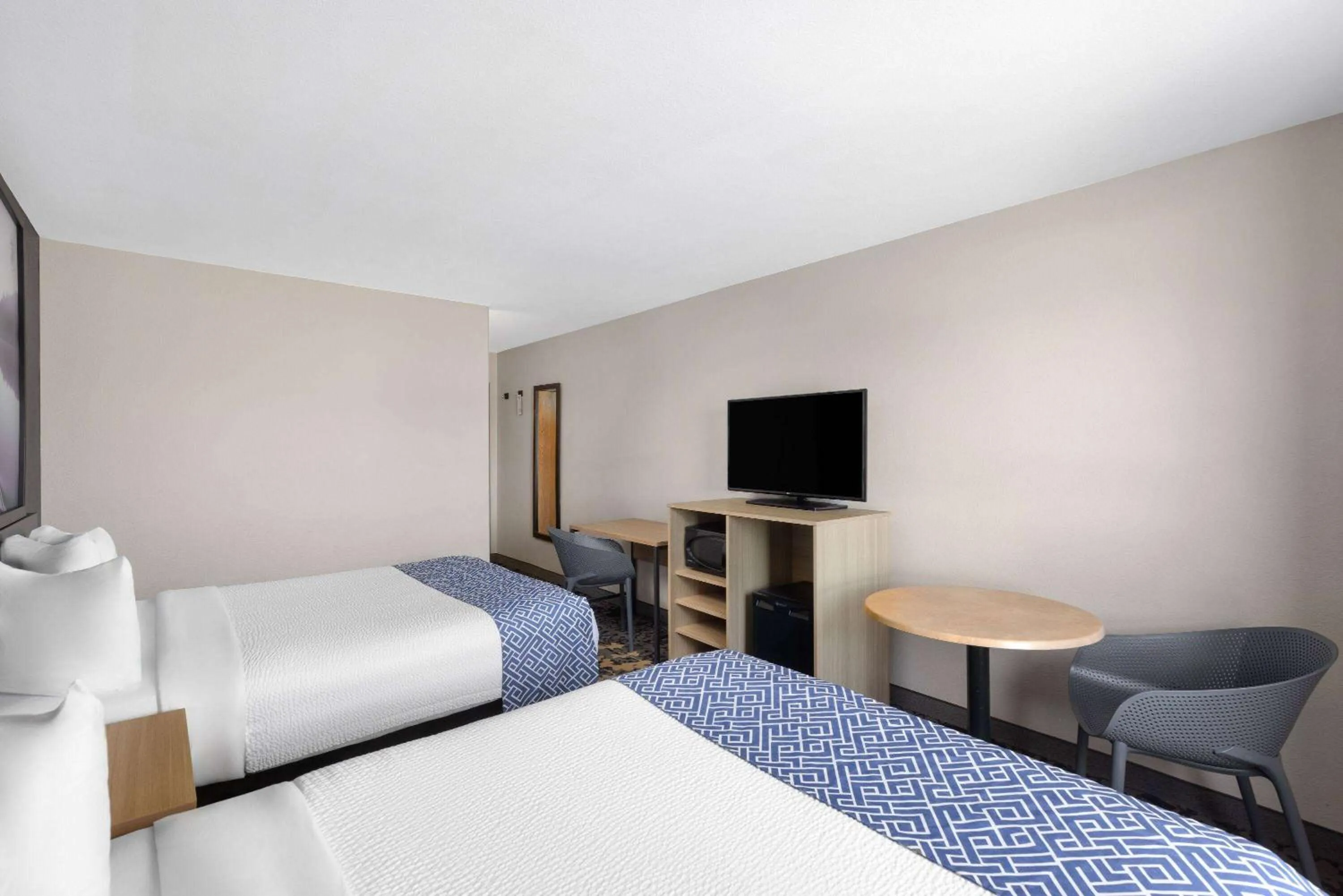 TV and multimedia, Bed in Super 8 by Wyndham St-Jerome