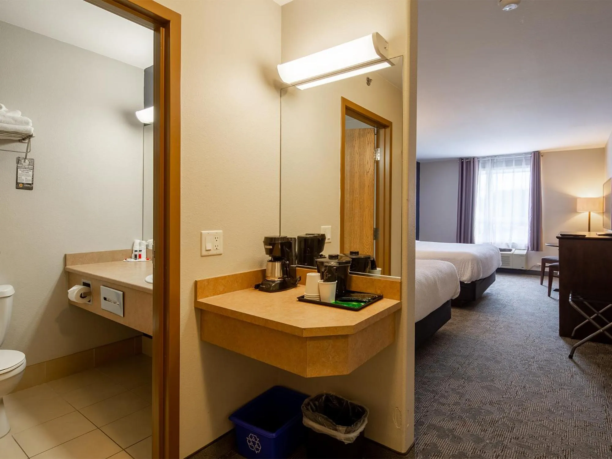 Coffee/tea facilities, Bed in Super 8 by Wyndham St-Jerome