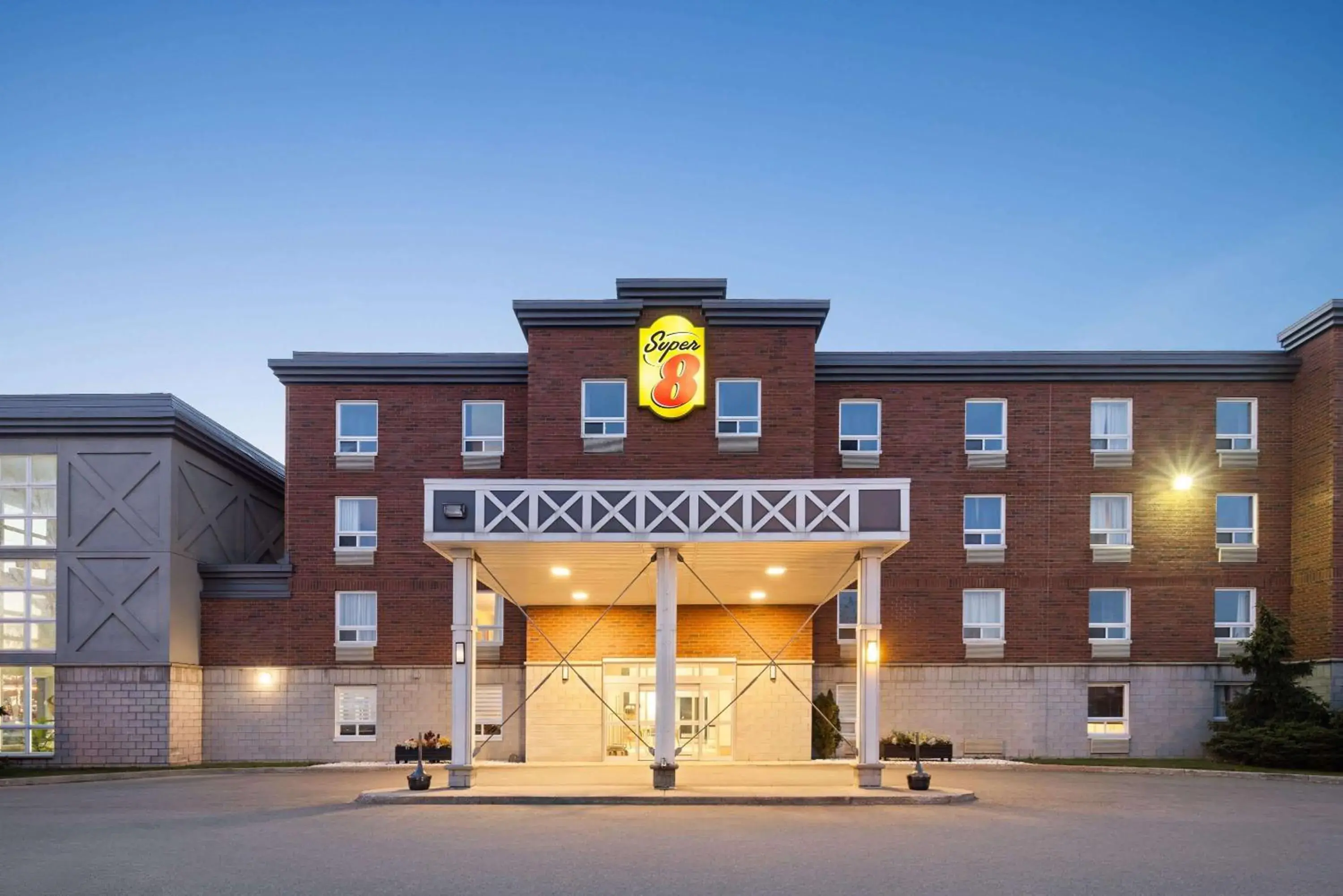 Property building in Super 8 by Wyndham St-Jerome Property building in Super 8 by Wyndham St-Jerome