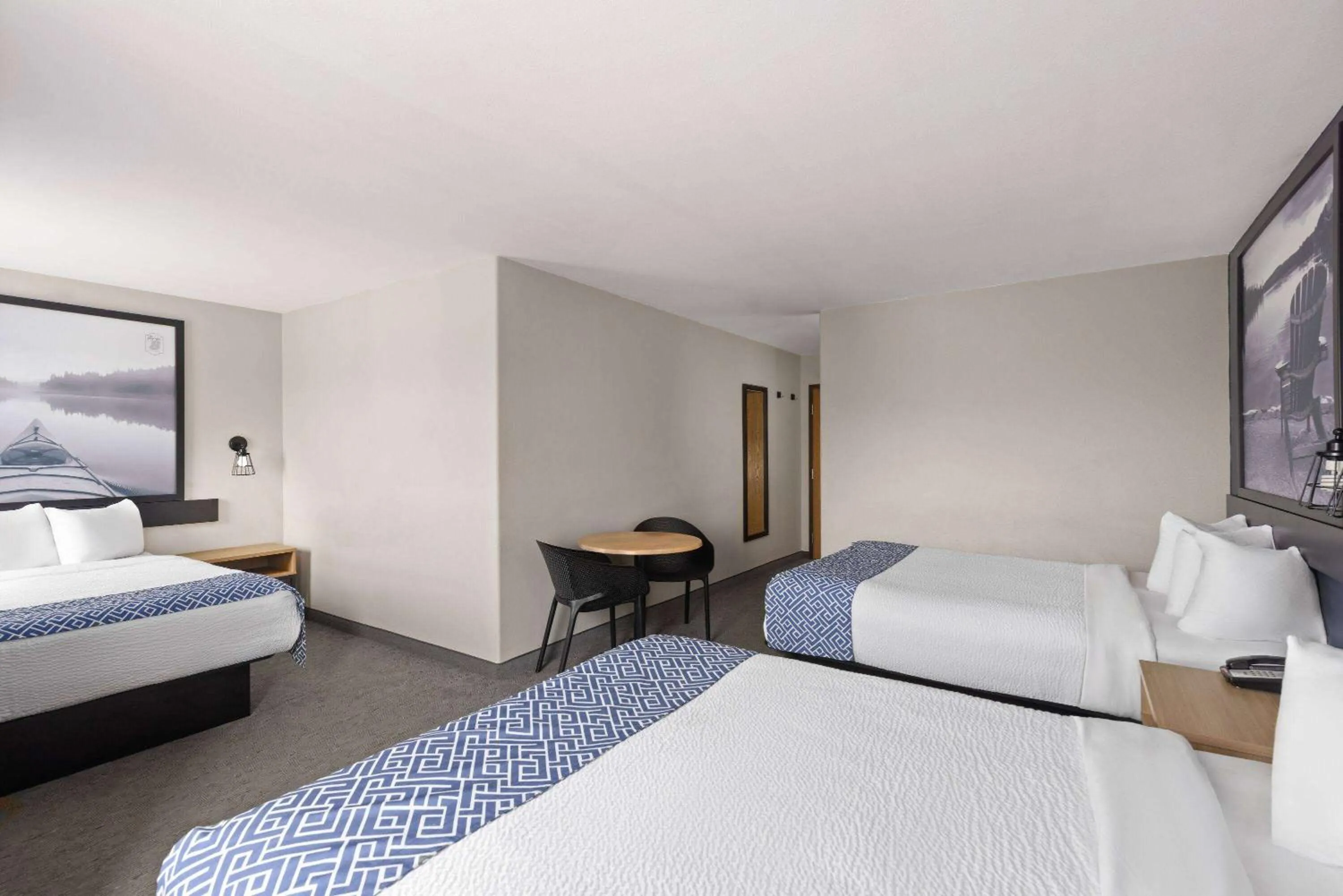 Photo of the whole room, Bed in Super 8 by Wyndham St-Jerome