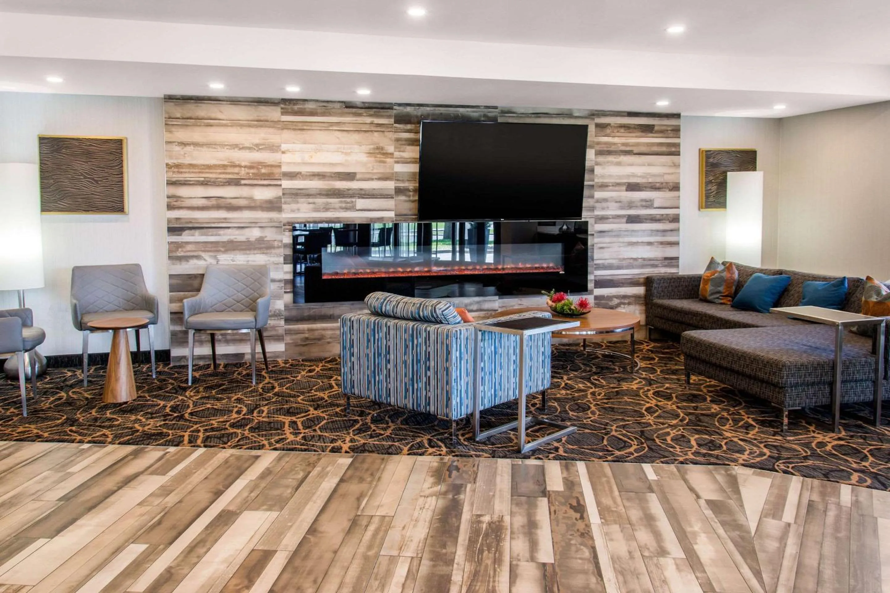 Lobby or reception in Comfort Inn Montreal Aeroport