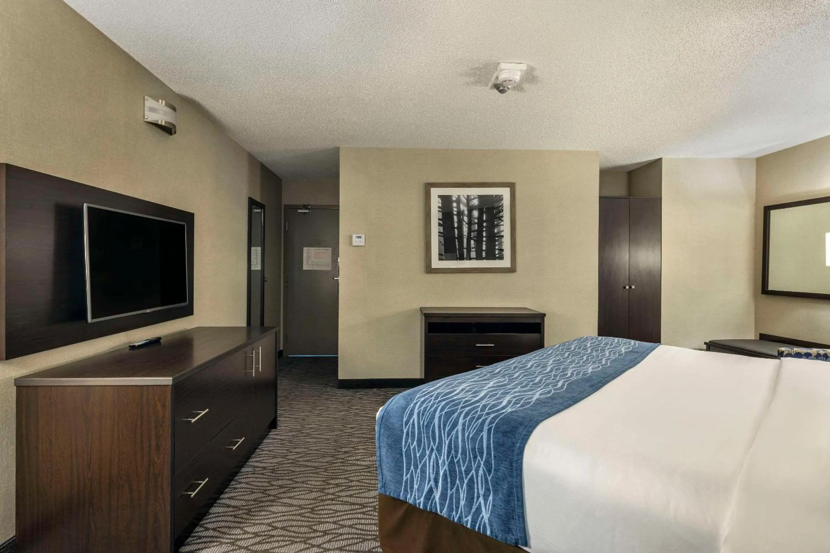 Bedroom, Bed in Comfort Inn Montreal Aeroport