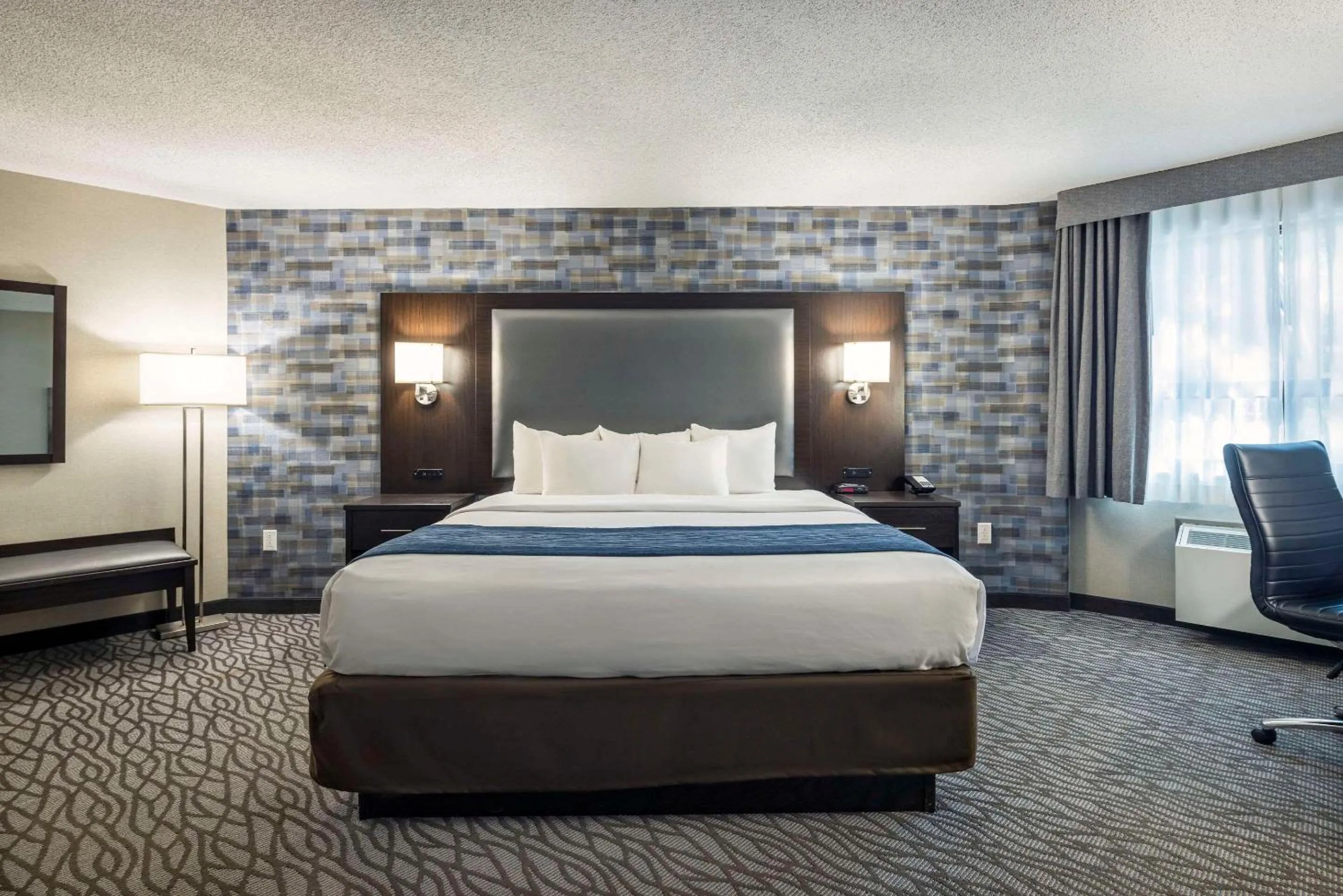 Bedroom, Bed in Comfort Inn Montreal Aeroport