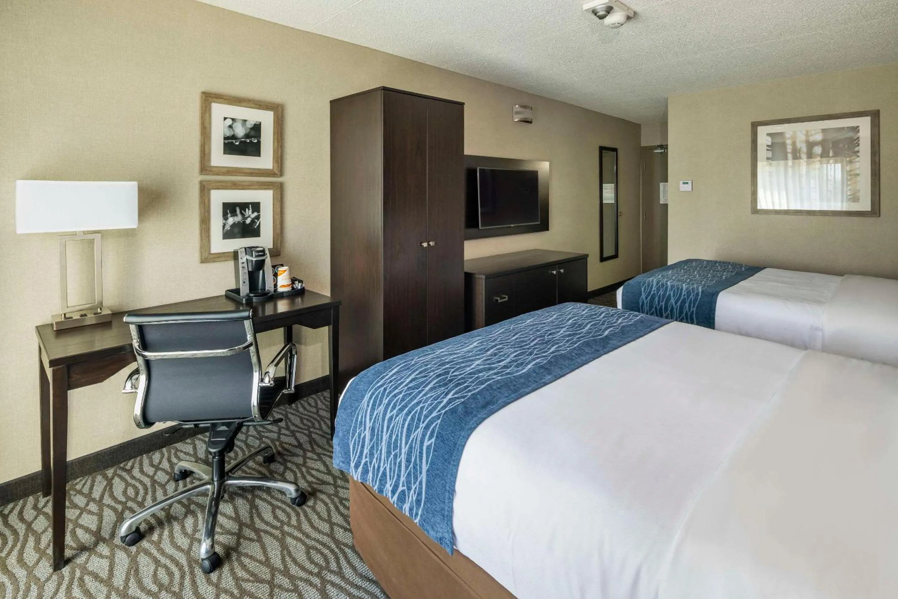 Bedroom, Bed in Comfort Inn Montreal Aeroport