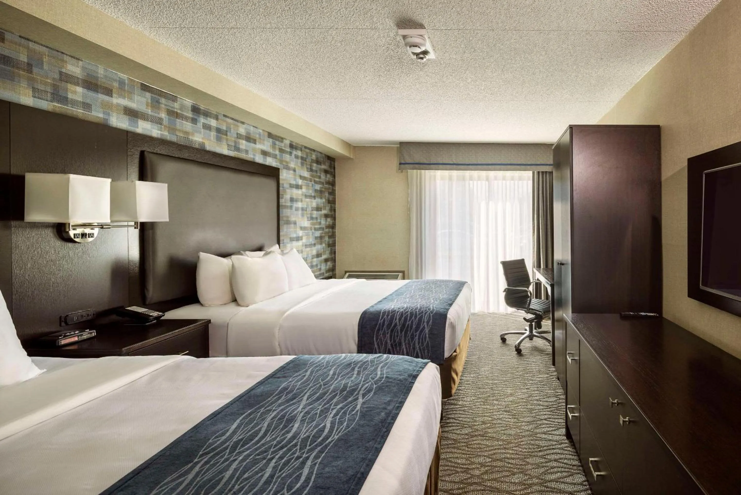 Bedroom, Bed in Comfort Inn Montreal Aeroport