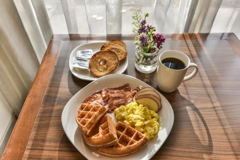 Breakfast in Comfort Inn Montreal Aeroport