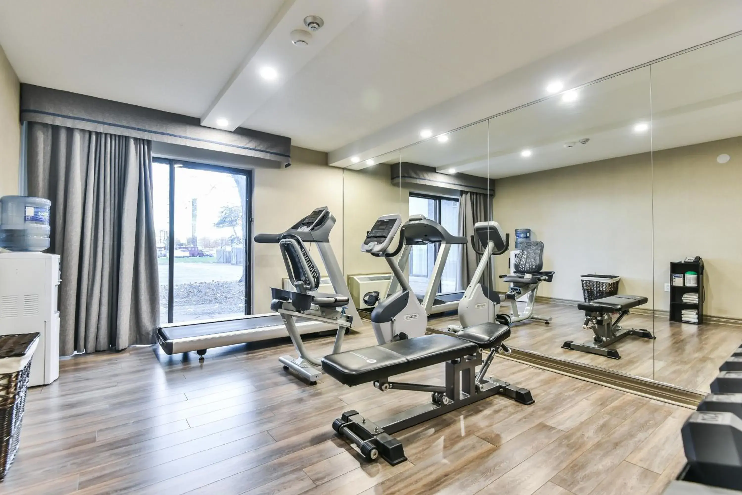 Property building in Comfort Inn Montreal Aeroport Property building in Comfort Inn Montreal Aeroport