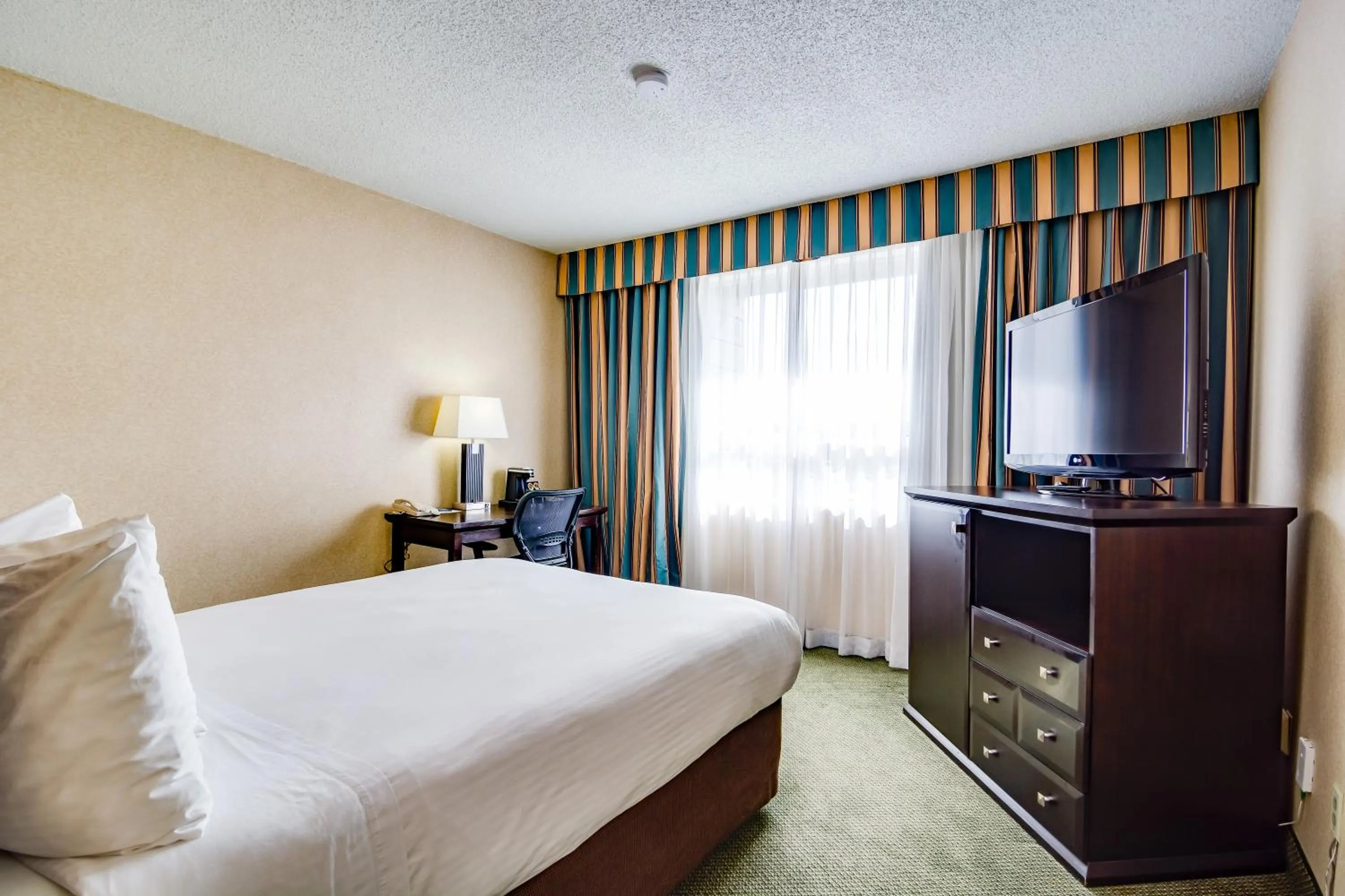 Photo of the whole room, Bed in Sawridge Inn and Conference Centre Edmonton South
