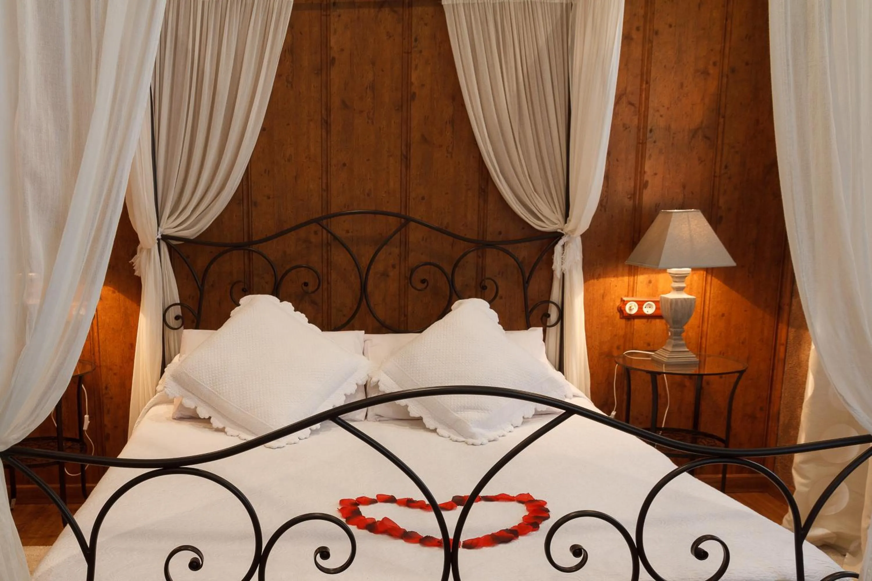 Bed in El Molí de Pontons suites con jacuzzi spa