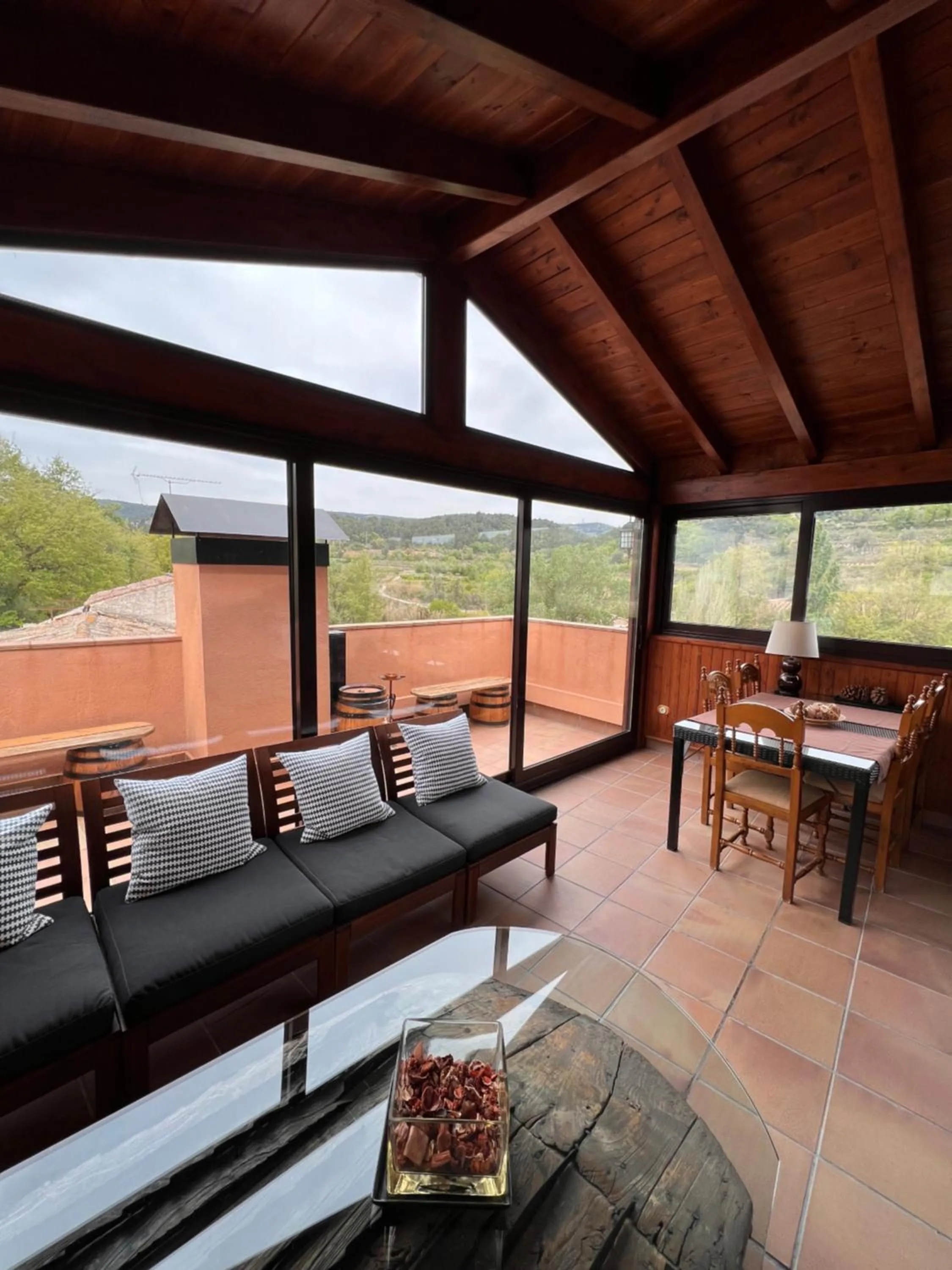 Seating area in El Molí de Pontons suites con jacuzzi spa