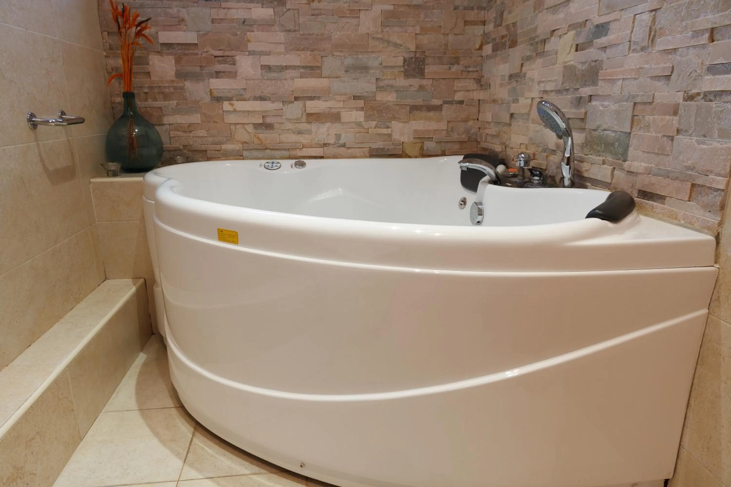 Hot Tub in El Molí de Pontons suites con jacuzzi spa