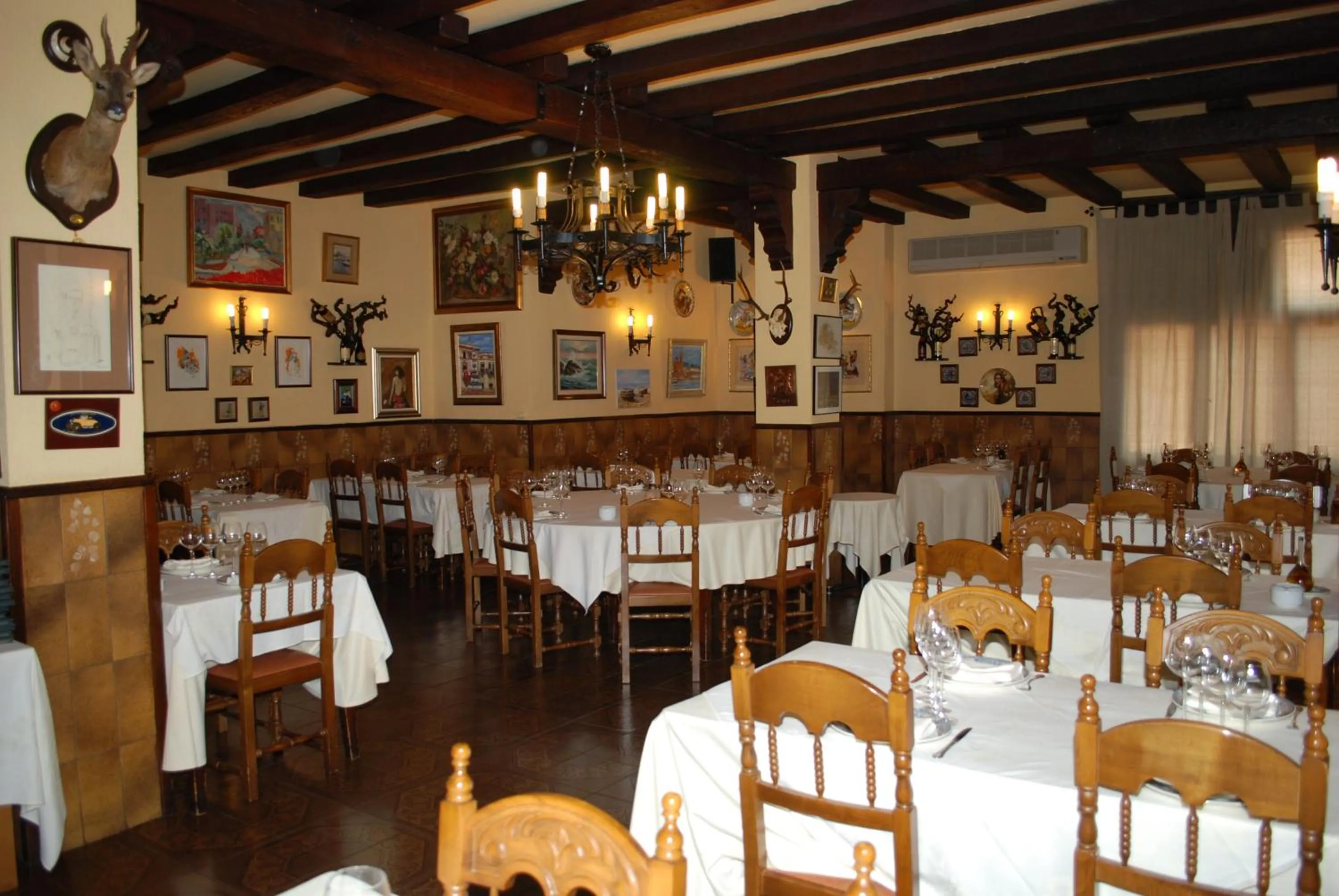 Restaurant/places to eat in El Molí de Pontons suites con jacuzzi spa