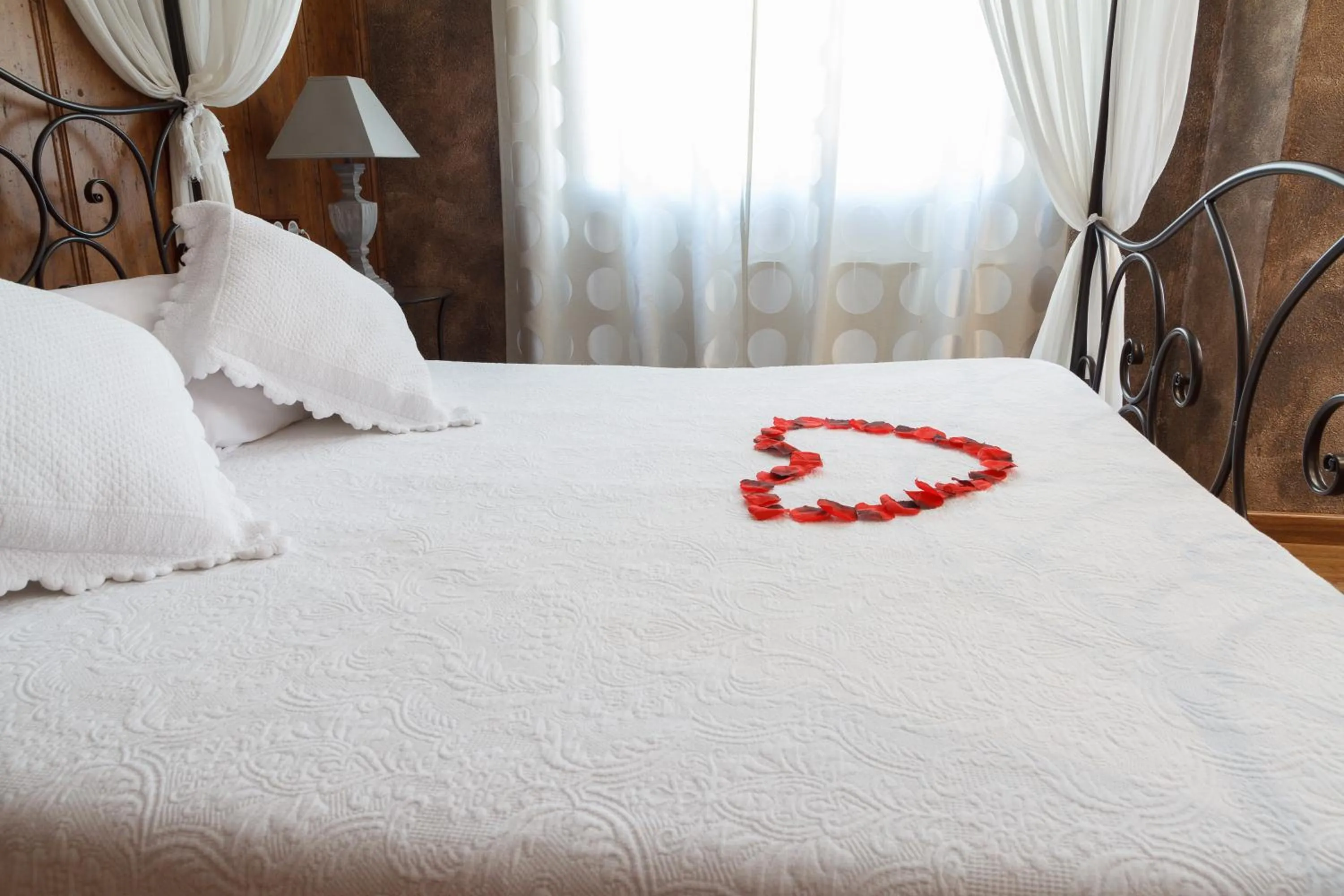 Bed in El Molí de Pontons suites con jacuzzi spa