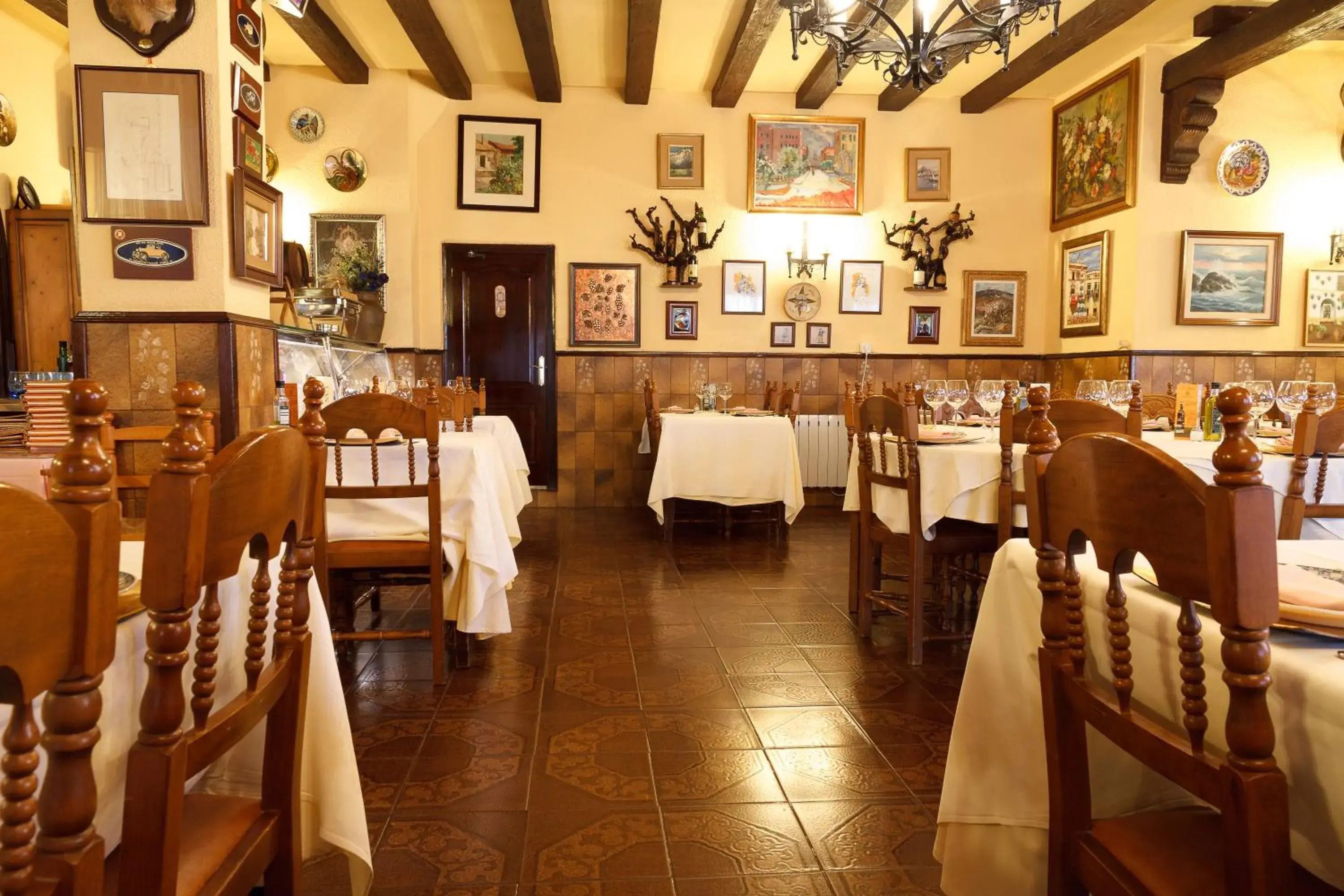 Restaurant/places to eat in El Molí de Pontons suites con jacuzzi spa Restaurant/places to eat in El Molí de Pontons suites con jacuzzi spa