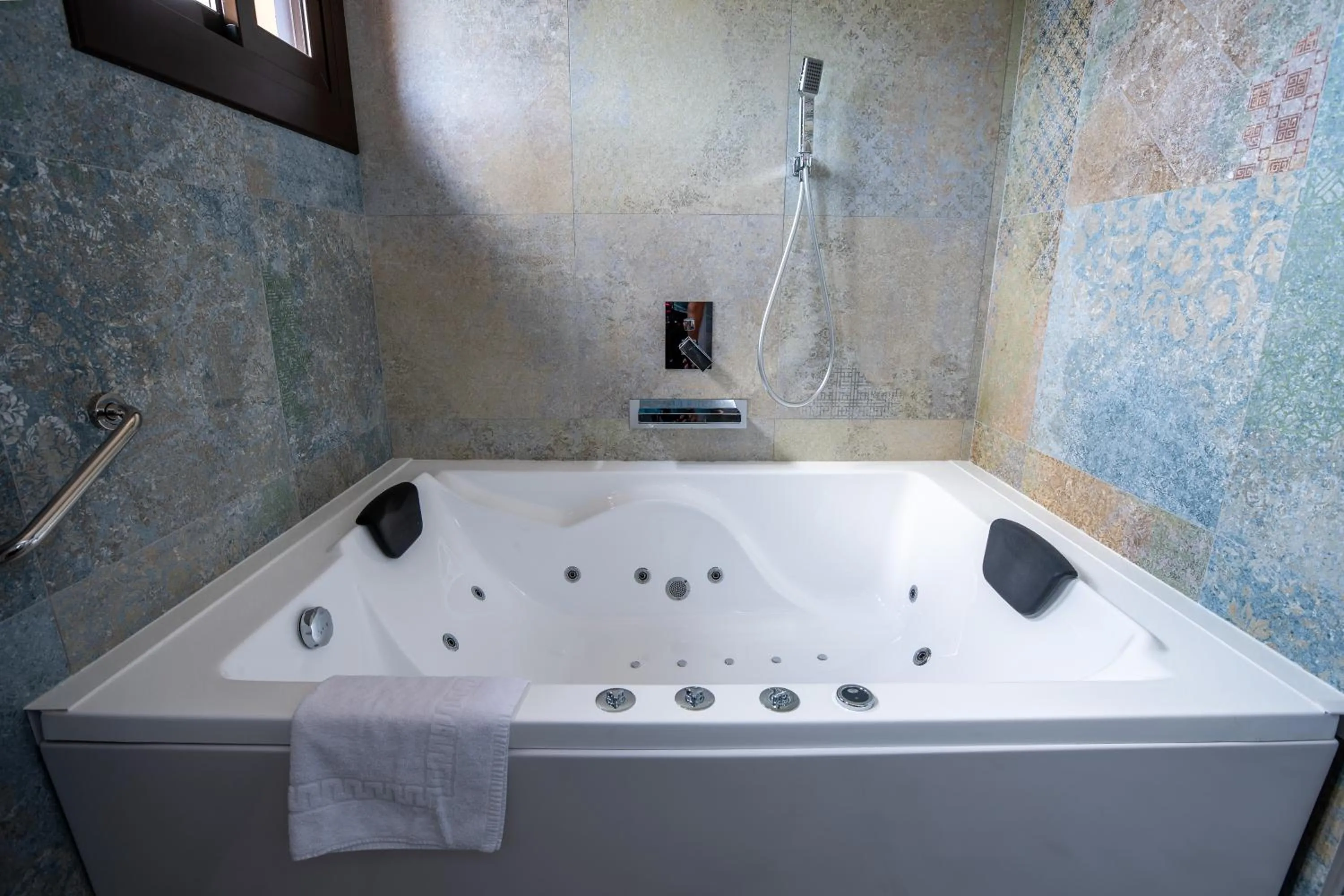 Hot Tub in El Molí de Pontons suites con jacuzzi spa