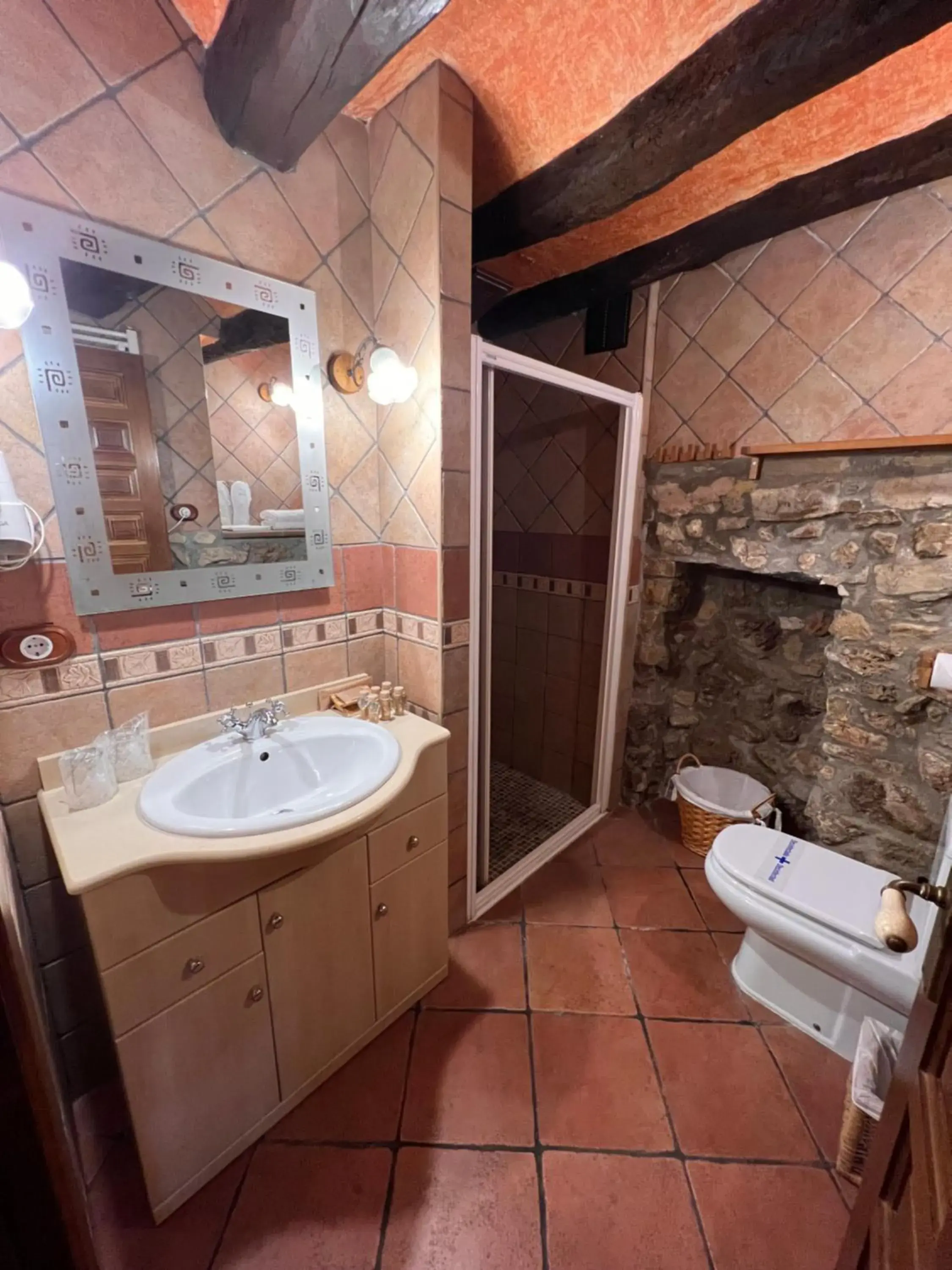 Bathroom in El Molí de Pontons suites con jacuzzi spa Bathroom in El Molí de Pontons suites con jacuzzi spa